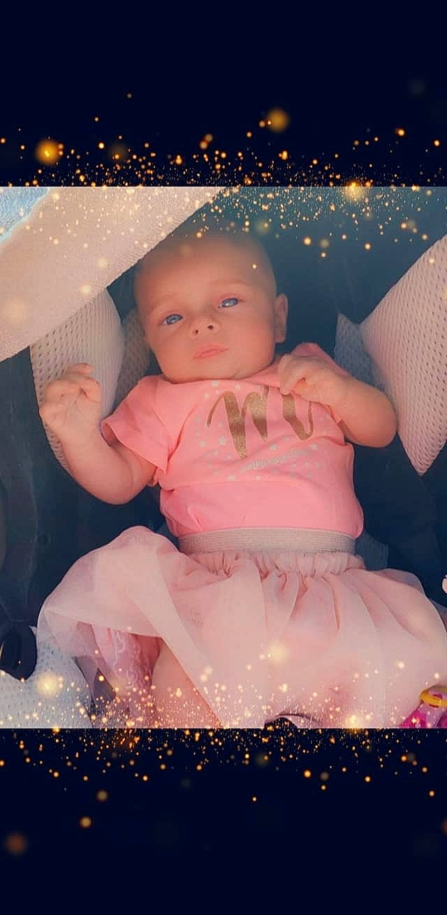 Louana a rejoint le concours — aidez-le/la à gagner de superbes lots ! abdomen, arm, baby, baby_products, baby_toddler_clothing, cheek, event, facial_expression, finger, flash_photography, fun, happy, head, human_body, lap, mouth, person, pink, sitting, skin