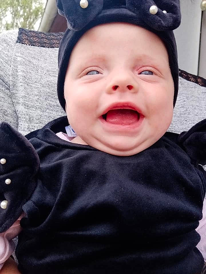 Louana participe au concours pour gagner de l'argent avec cette photo : baby_toddler_clothing, black, cap, cheek, cool, eye, facial_expression, gesture, happy, head, headgear, headwear, lip, nose, person, pink, skin, sleeve, smile, tongue