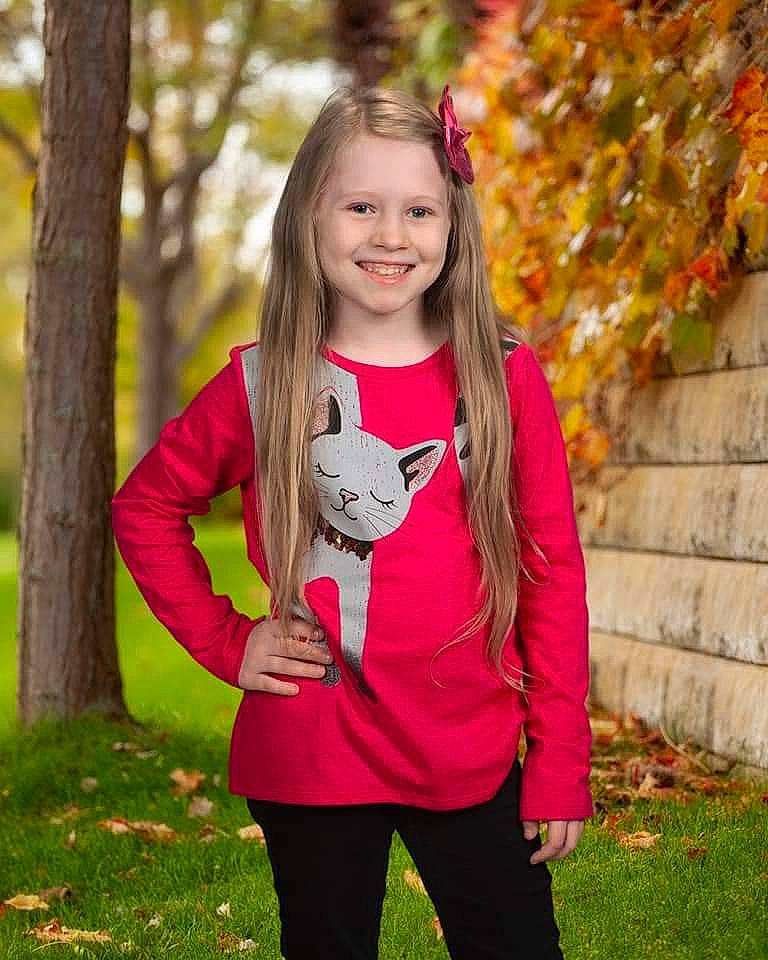 Evelyn is registered to the contest to win money with this photo: beauty, eye, face, grass, hair, happy, head, human_body, joy, long_hair, magenta, outerwear, people_in_nature, person, pink, plant, sleeve, smile, t_shirt, tree