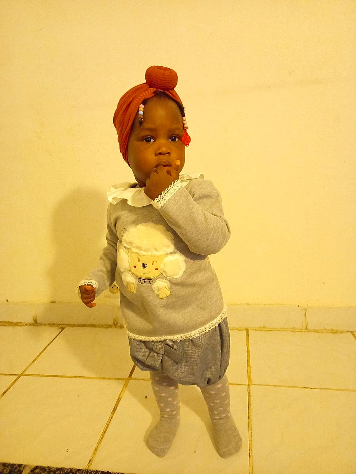 Awa a rejoint le concours — aidez-le/la à gagner de superbes lots ! art, carmine, child, costume, flooring, fun, gesture, happy, headgear, human_body, illustration, person, personal_protective_equipment, shadow, sleeve, thumb, toddler, visual_arts