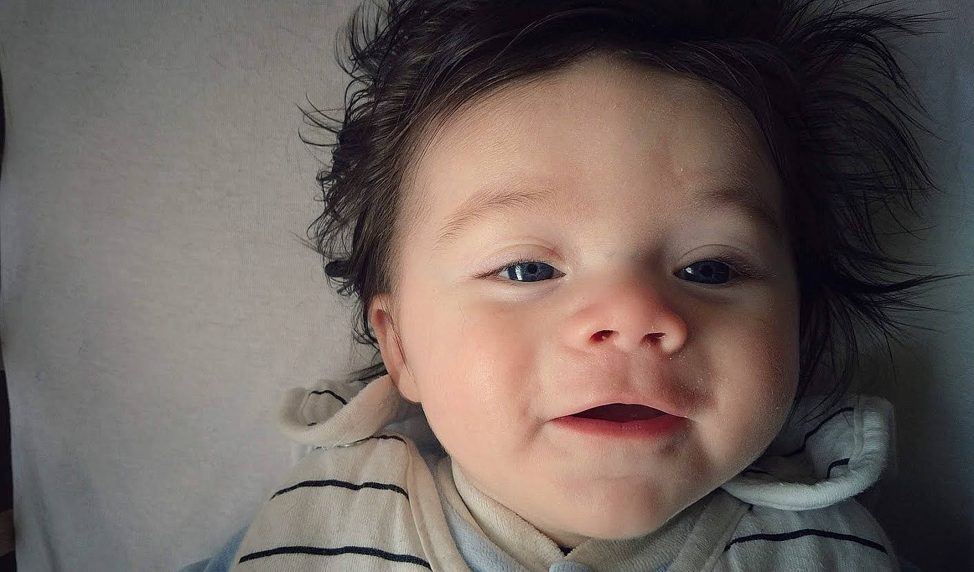 Raphaël participe au concours pour gagner de l'argent avec cette photo : baby, cheek, ear, eyebrow, eyelash, flash_photography, forehead, gesture, happy, human_body, iris, jaw, lip, mouth, neck, nose, person, skin, sleeve, smile