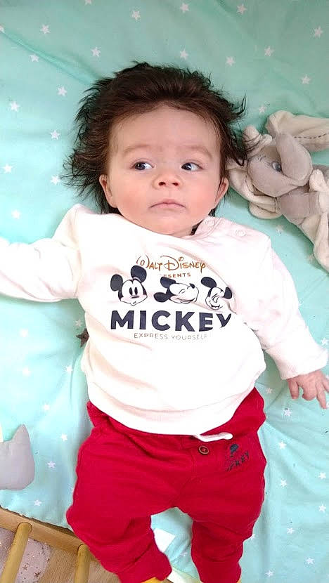 Raphaël participe au concours pour gagner de l'argent avec cette photo : baby, baby_products, baby_toddler_clothing, cheek, child, comfort, face, fun, happy, head, linens, nose, pattern, person, pink, product, skin, sleeve, t_shirt, textile