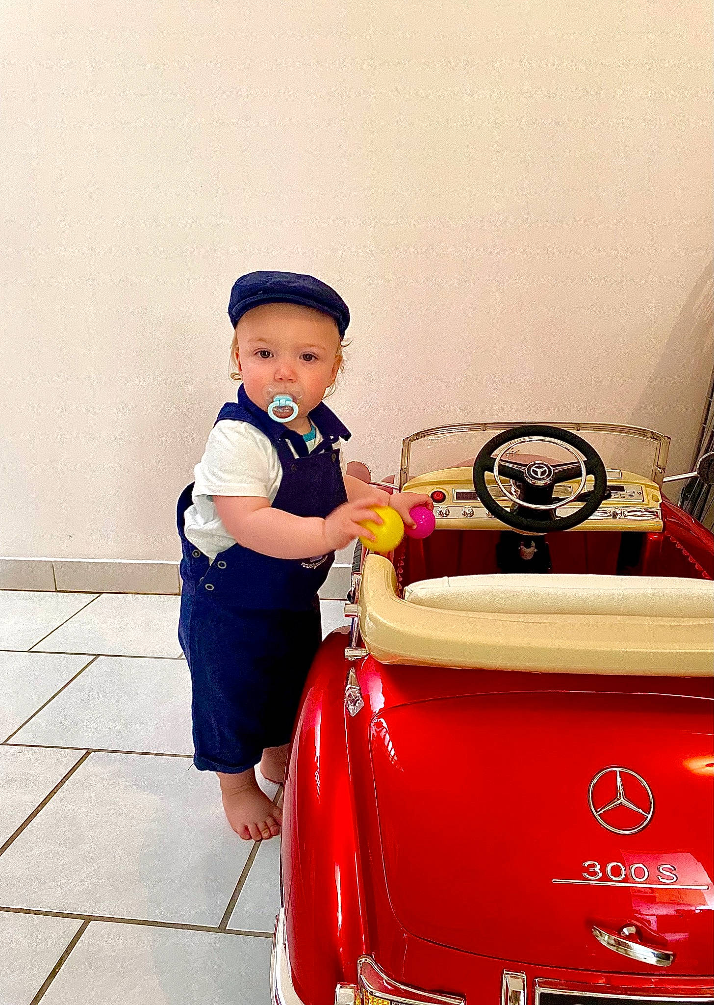 James a rejoint le concours — aidez-le/la à gagner de superbes lots ! automotive_design, automotive_exterior, automotive_lighting, baby, baby_toddler_clothing, bag, bumper, classic, flooring, happy, hat, headwear, home_appliance, luggage_and_bags, magenta, motor_vehicle, person, room, t_shirt, toddler