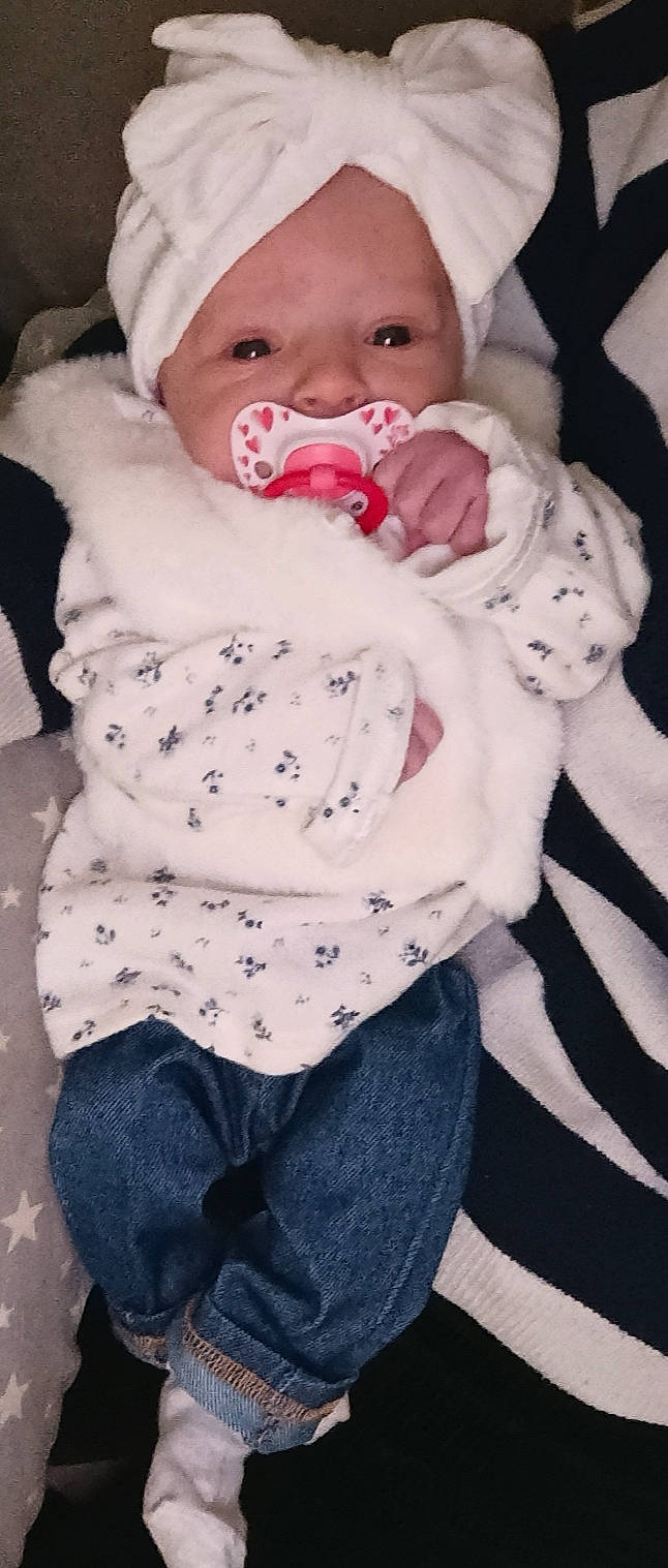 Iris a rejoint le concours — aidez-le/la à gagner de superbes lots ! baby, blanket, bonnet, cap, clothing, couch, cushion, face, furniture, glove, hat, head, jeans, newborn, pants, person, photography, portrait, quilt, sleeping