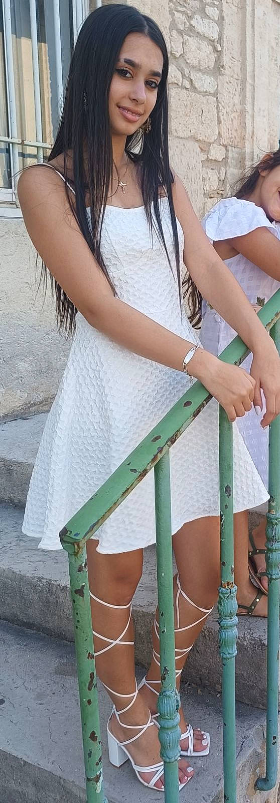 Shonna participe au concours pour gagner de l'argent avec cette photo : bag, day_dress, elbow, electric_blue, fashion_accessory, fashion_design, formal_wear, gesture, human_leg, joint, joy, knee, leg, pattern, person, shoulder, sleeve, thigh, trunk, waist