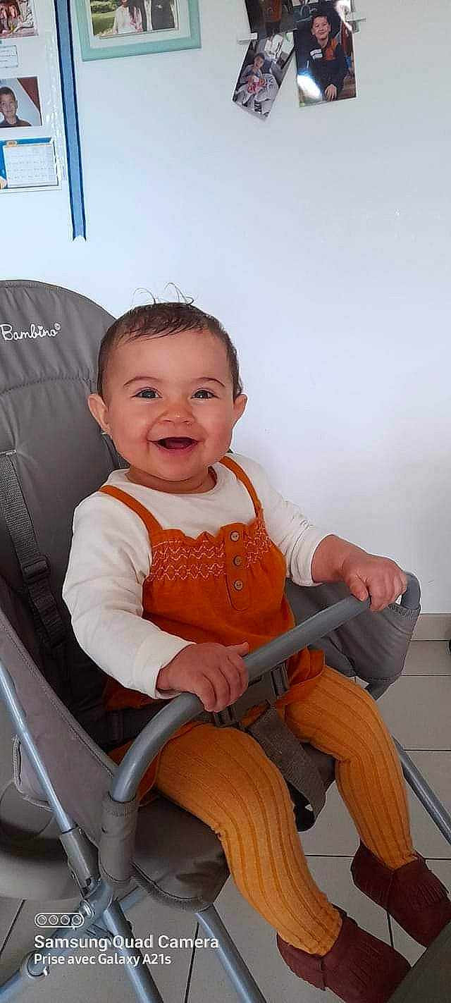 Sheryne participe au concours pour gagner de l'argent avec cette photo : baby, baby_toddler_clothing, chair, child, comfort, fun, happy, human_leg, joy, knee, lap, leisure, person, sitting, smile, sock, string_instrument, t_shirt, thigh, tire