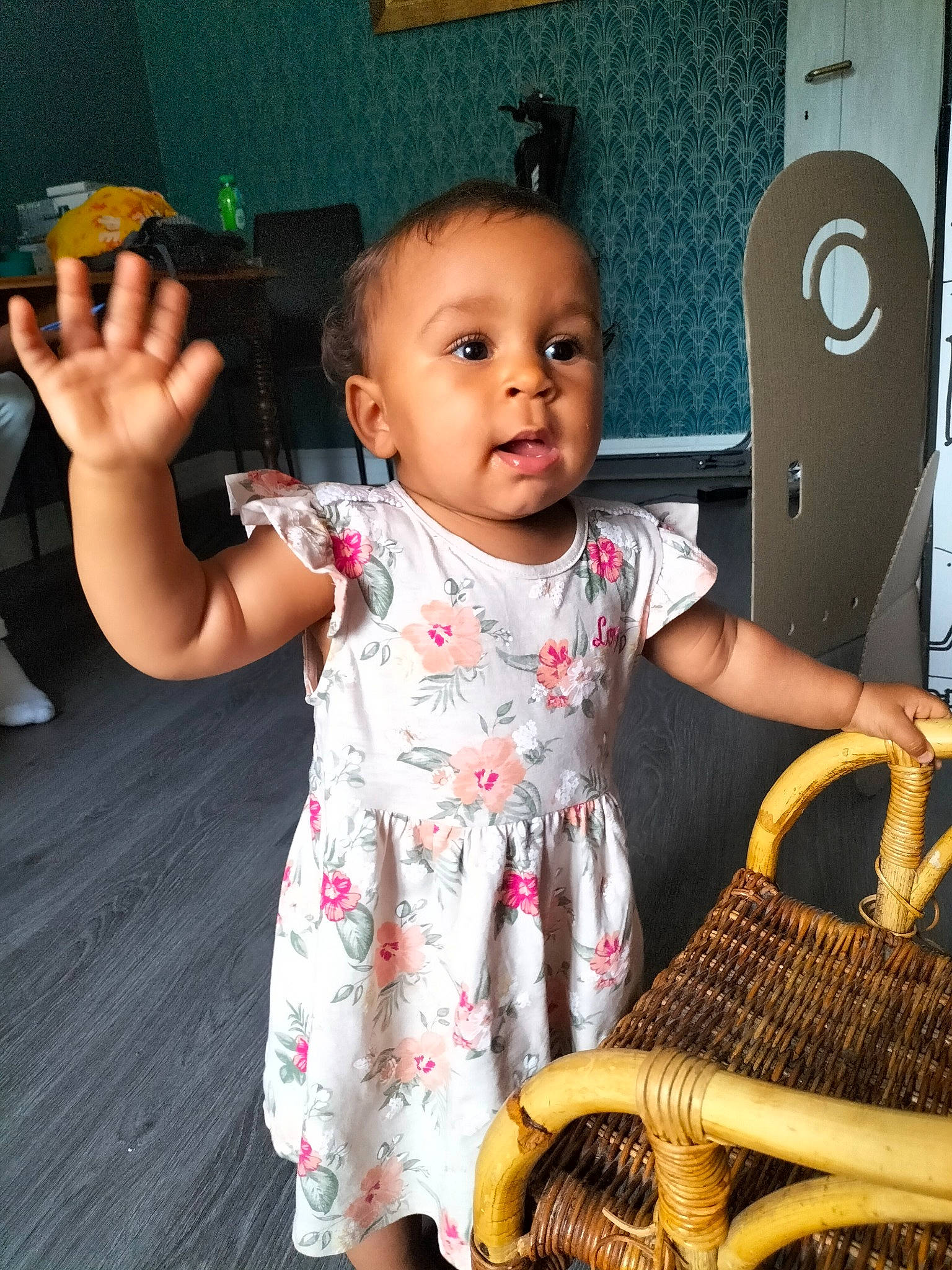 Ayana participe au concours pour gagner de l'argent avec cette photo : arm, baby, baby_toddler_clothing, basket, beauty, cheek, cool, finger, gesture, hairstyle, hand, happy, human_body, iris, organ, person, skin, sleeve, standing, toddler