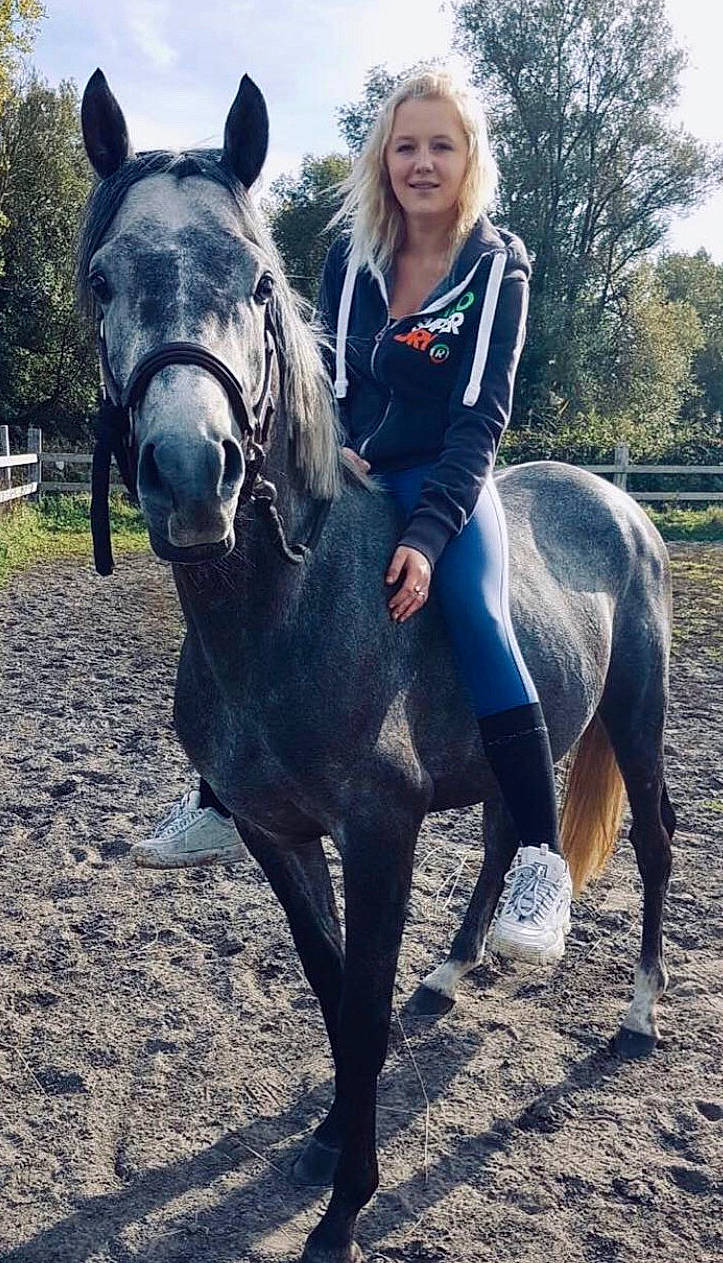 Fender De Selles a rejoint le concours — aidez-le/la à gagner de superbes lots ! animal_sports, bridle, cool, equestrian_sport, equestrianism, horse, horse_supplies, horse_tack, horse_trainer, mammal, mane, mare, organism, recreation, rein, riding_instructor, stallion, trail_riding, vertebrate, working_animal