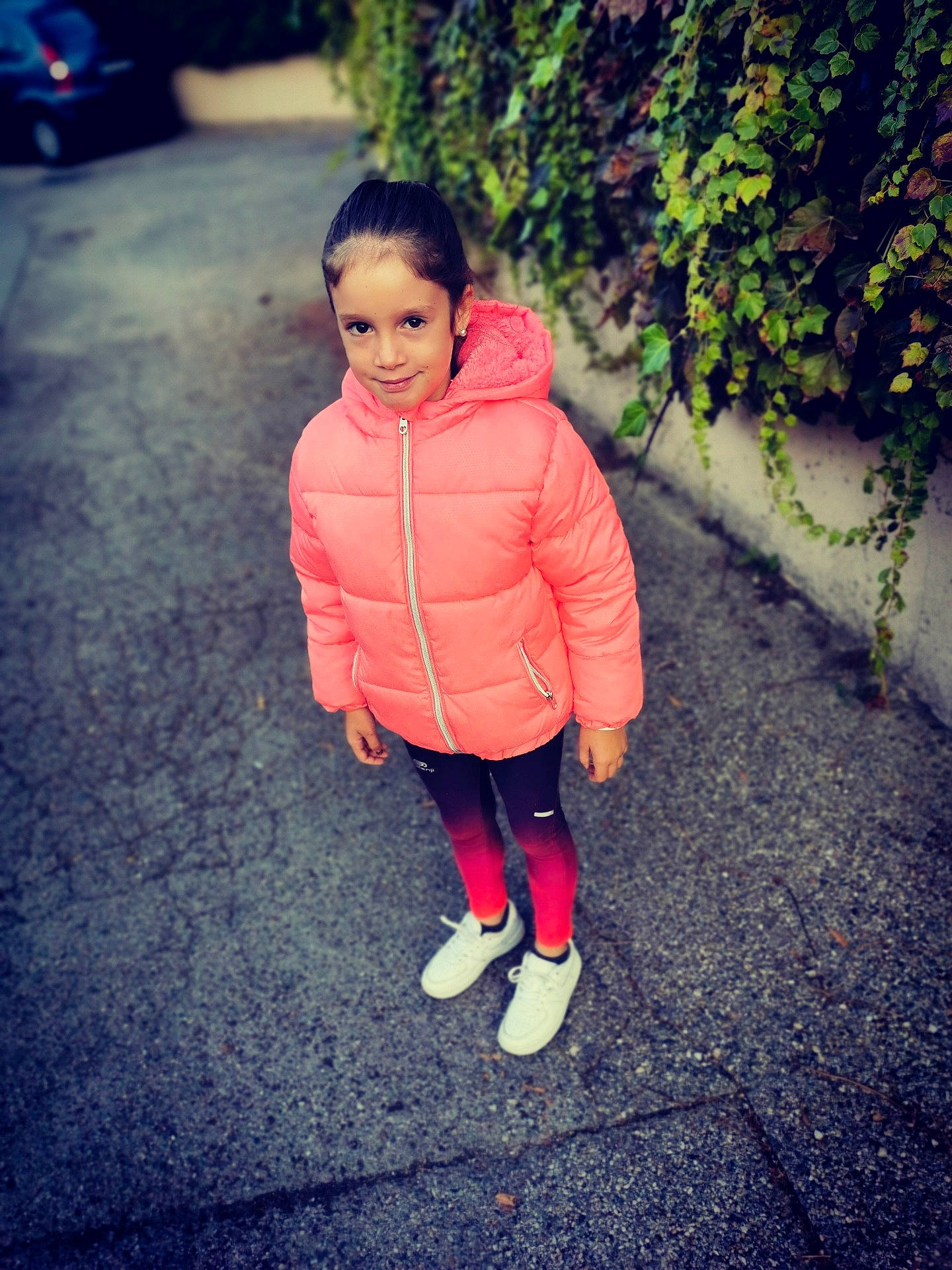 Léna a rejoint le concours — aidez-le/la à gagner de superbes lots ! asphalt, cloud, cool, electric_blue, eye, gesture, grass, happy, joy, leg, leisure, people_in_nature, person, plant, road_surface, sidewalk, smile, standing, sunset, tints_and_shades