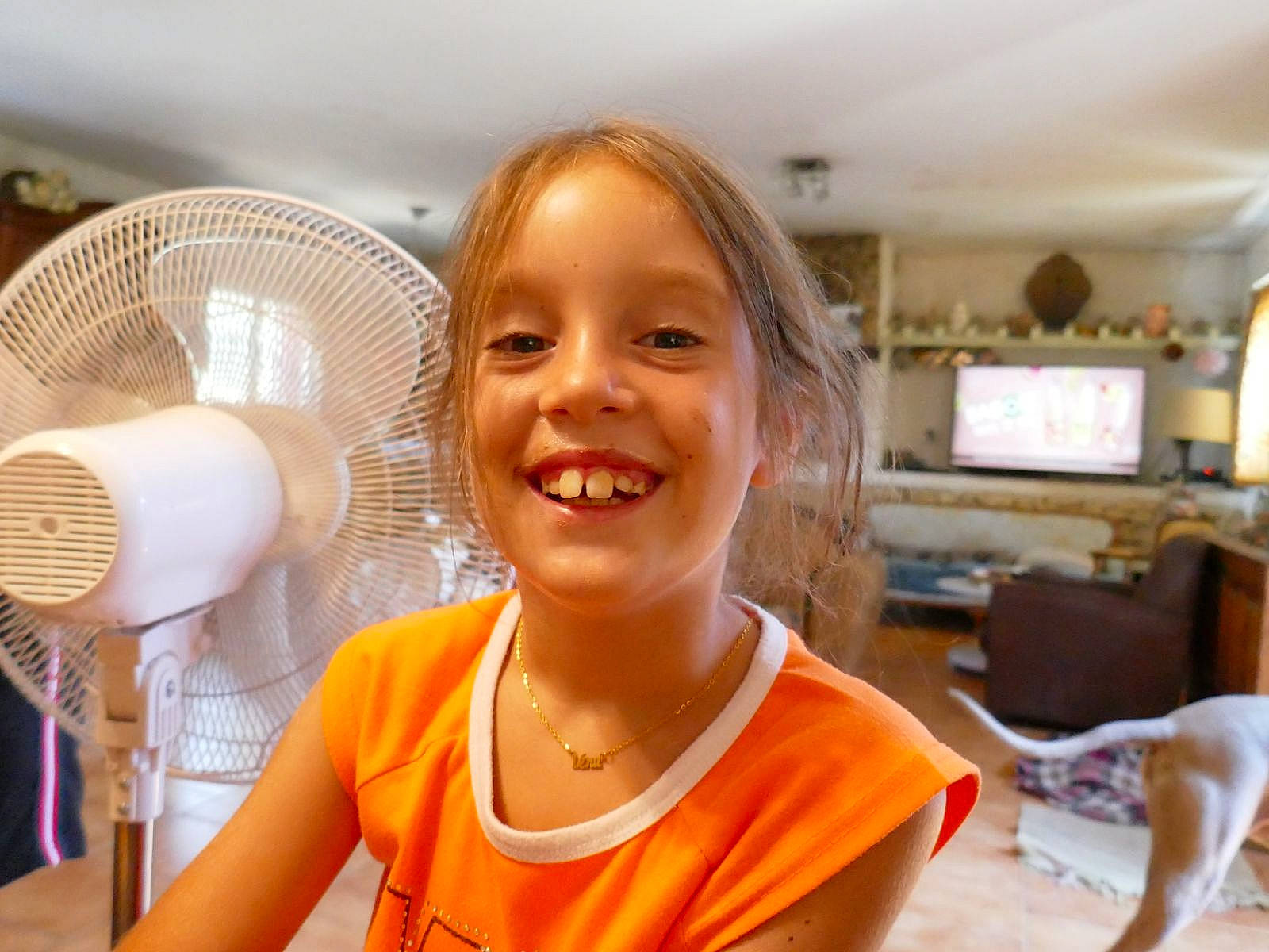 Léna participe au concours pour gagner de l'argent avec cette photo : audio_equipment, chair, child, cooking, ear, fun, happy, home_appliance, joy, kitchen, laugh, leisure, mechanical_fan, person, picture_frame, room, smile, t_shirt, vacation