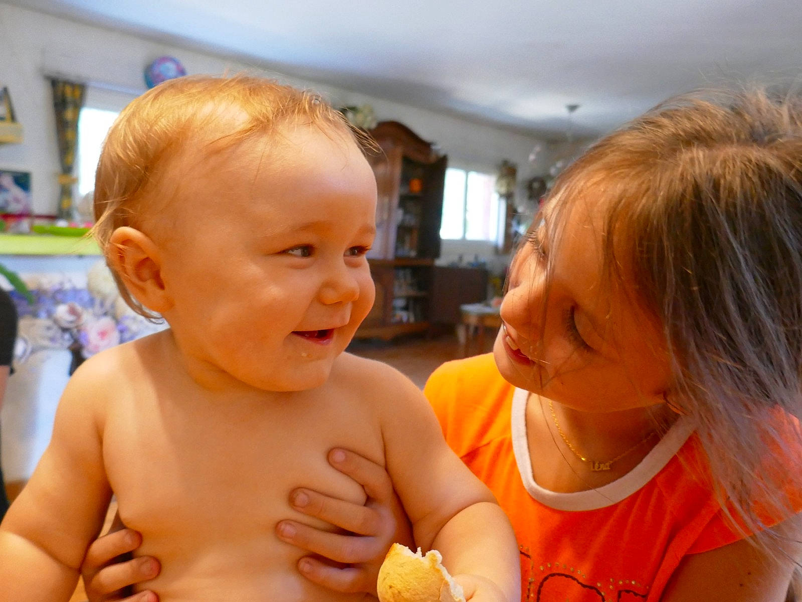 Léna a rejoint le concours — aidez-le/la à gagner de superbes lots ! arm, baby, cheek, ear, face, finger, fun, gesture, hair, hairstyle, hand, happy, iris, lip, mouth, nose, person, skin, smile, thumb