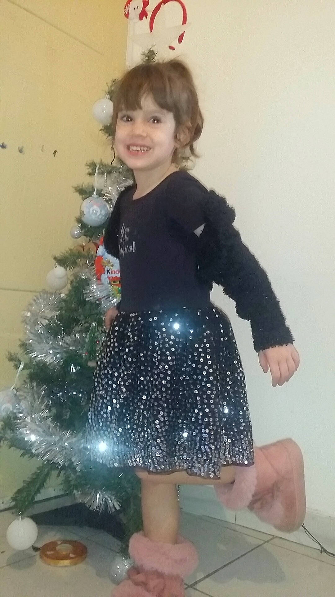 Léna participe au concours pour gagner de l'argent avec cette photo : abdomen, child, christmas, clothing, costume, day, design, dress, fun, girl, holiday, joint, joy, leg, outerwear, pattern, person, shoe, shoulder, standing