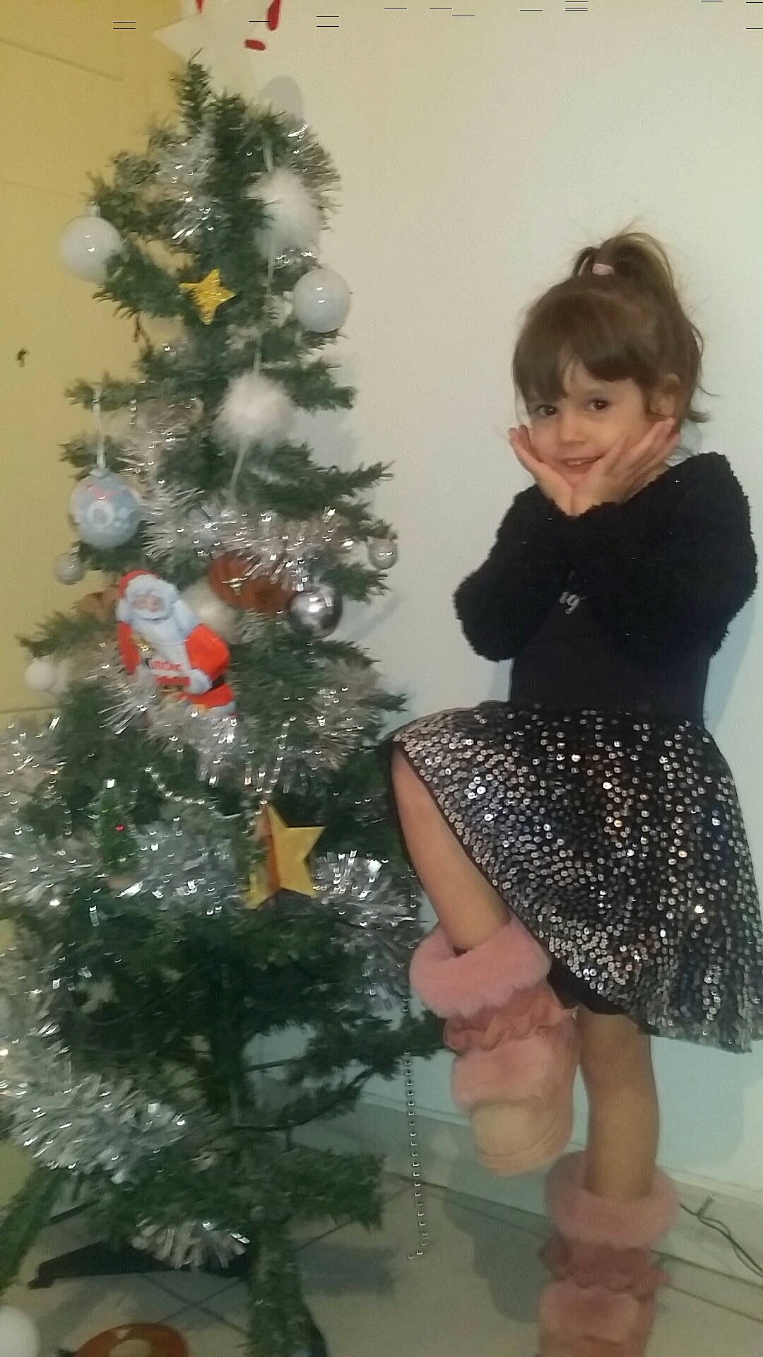 Léna participe au concours pour gagner de l'argent avec cette photo : christmas, christmas_decoration, christmas_ornament, christmas_tree, decor, fir, girl, holiday, joy, person, tree