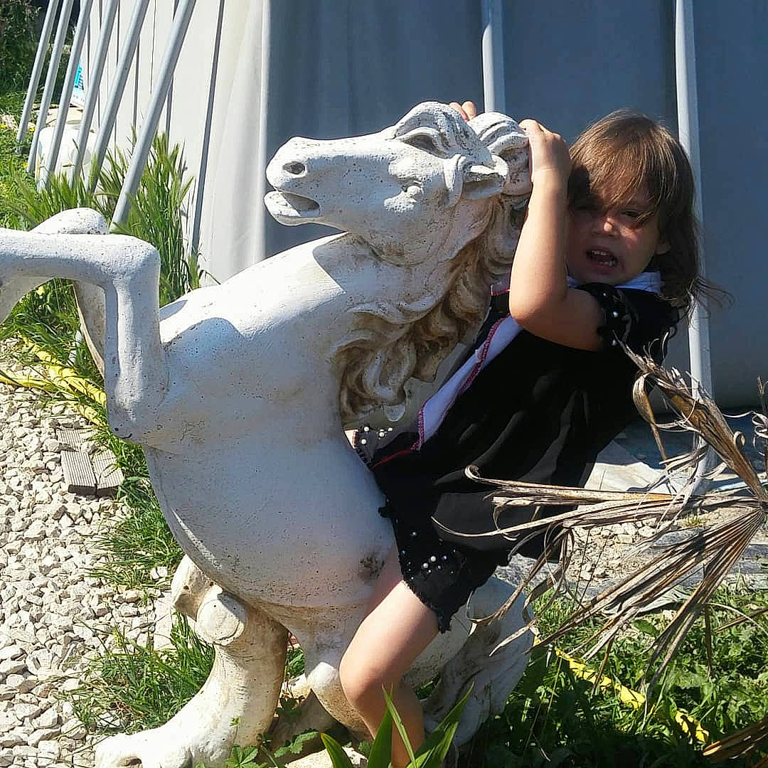 Léna a rejoint le concours — aidez-le/la à gagner de superbes lots ! girl, grass, person, plant, sculpture, statue, tree