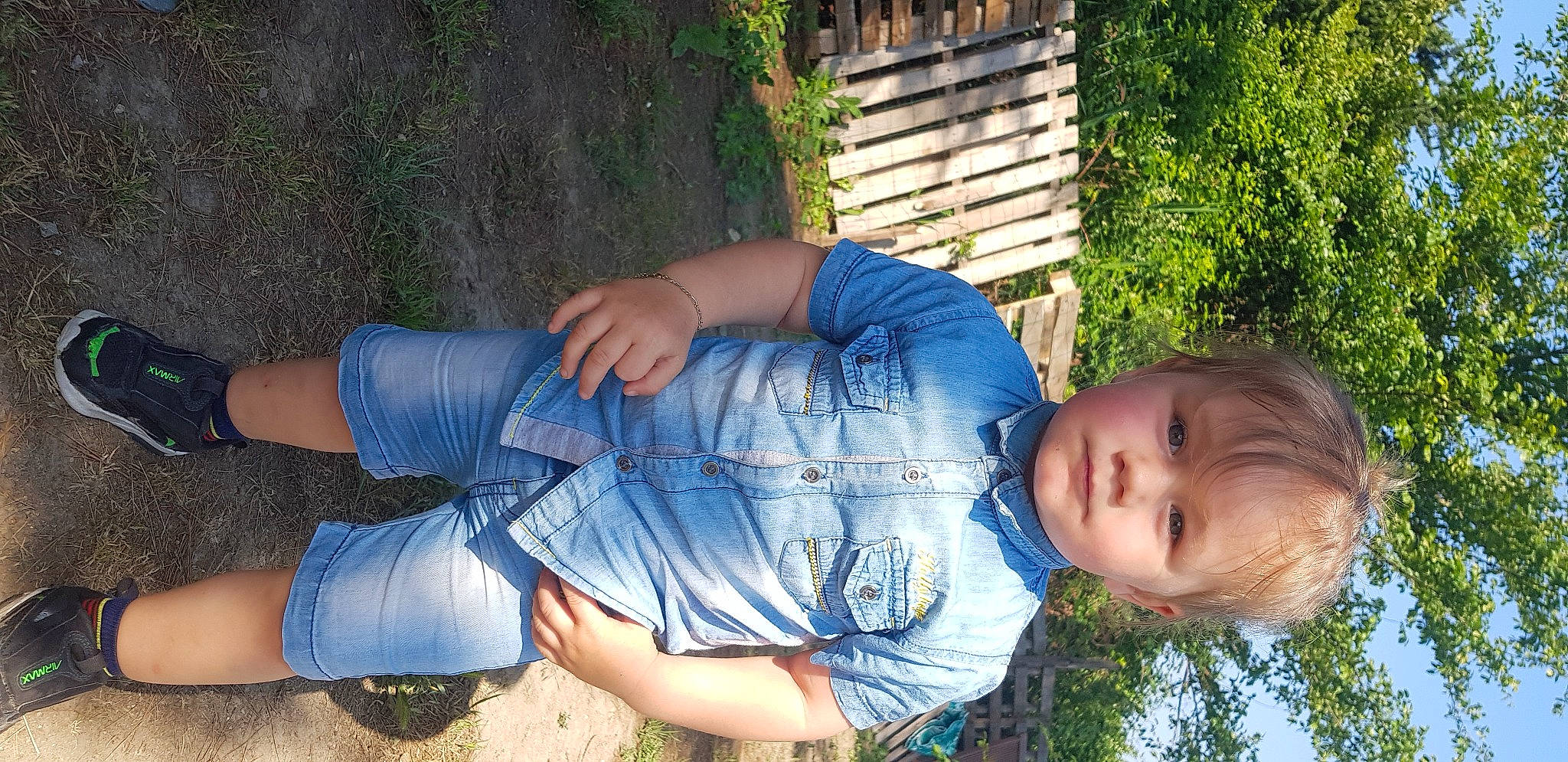 Livio a rejoint le concours — aidez-le/la à gagner de superbes lots ! arm, clothing, elbow, electric_blue, fun, grass, happy, human_body, human_leg, joint, knee, lawn, leisure, people_in_nature, person, plant, shoulder, thigh, toddler, tree