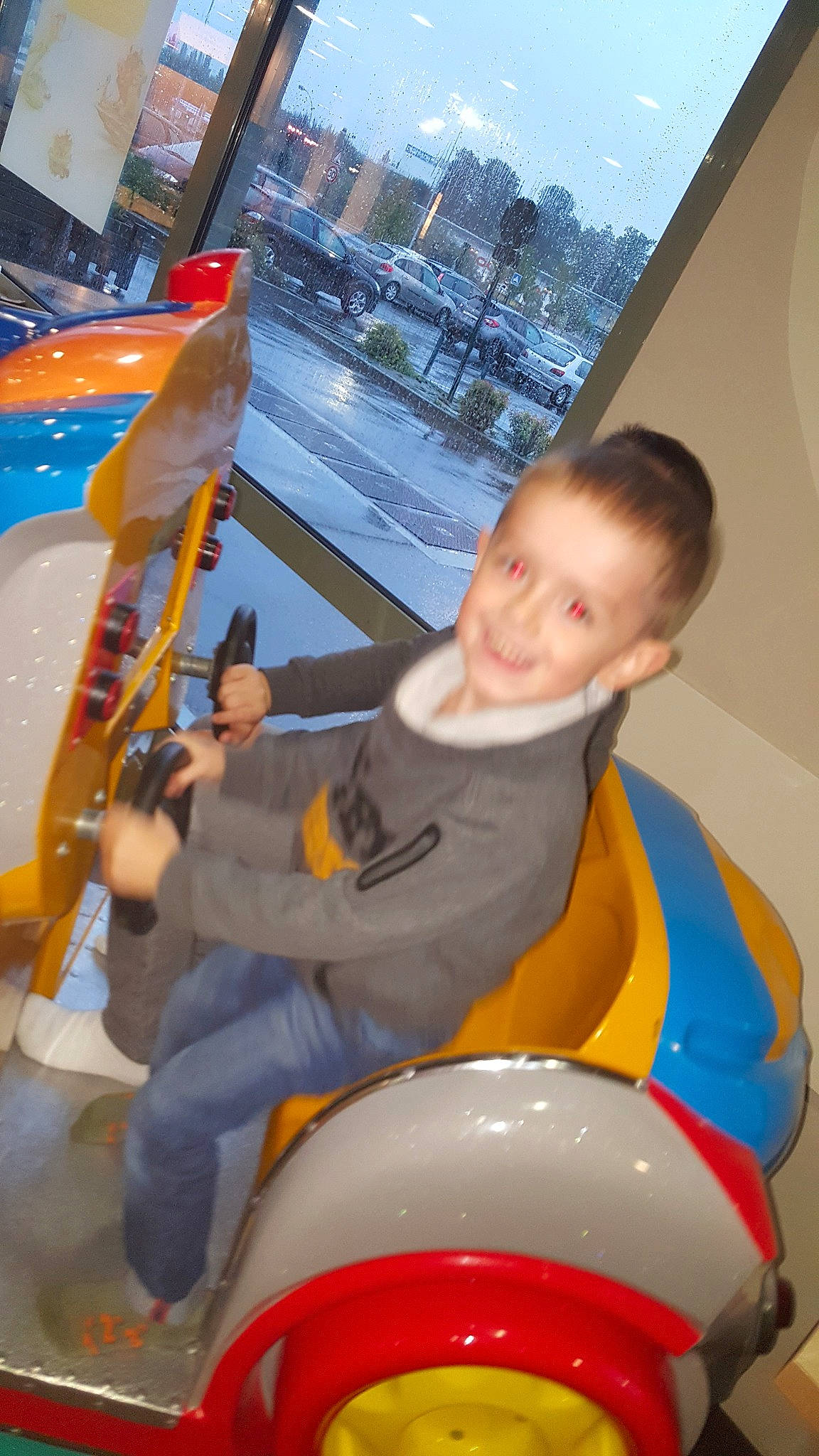 Lucas a rejoint le concours — aidez-le/la à gagner de superbes lots ! amusement_park, amusement_ride, child, fun, games, joy, leisure, person, recreation, toddler, vacation, yellow