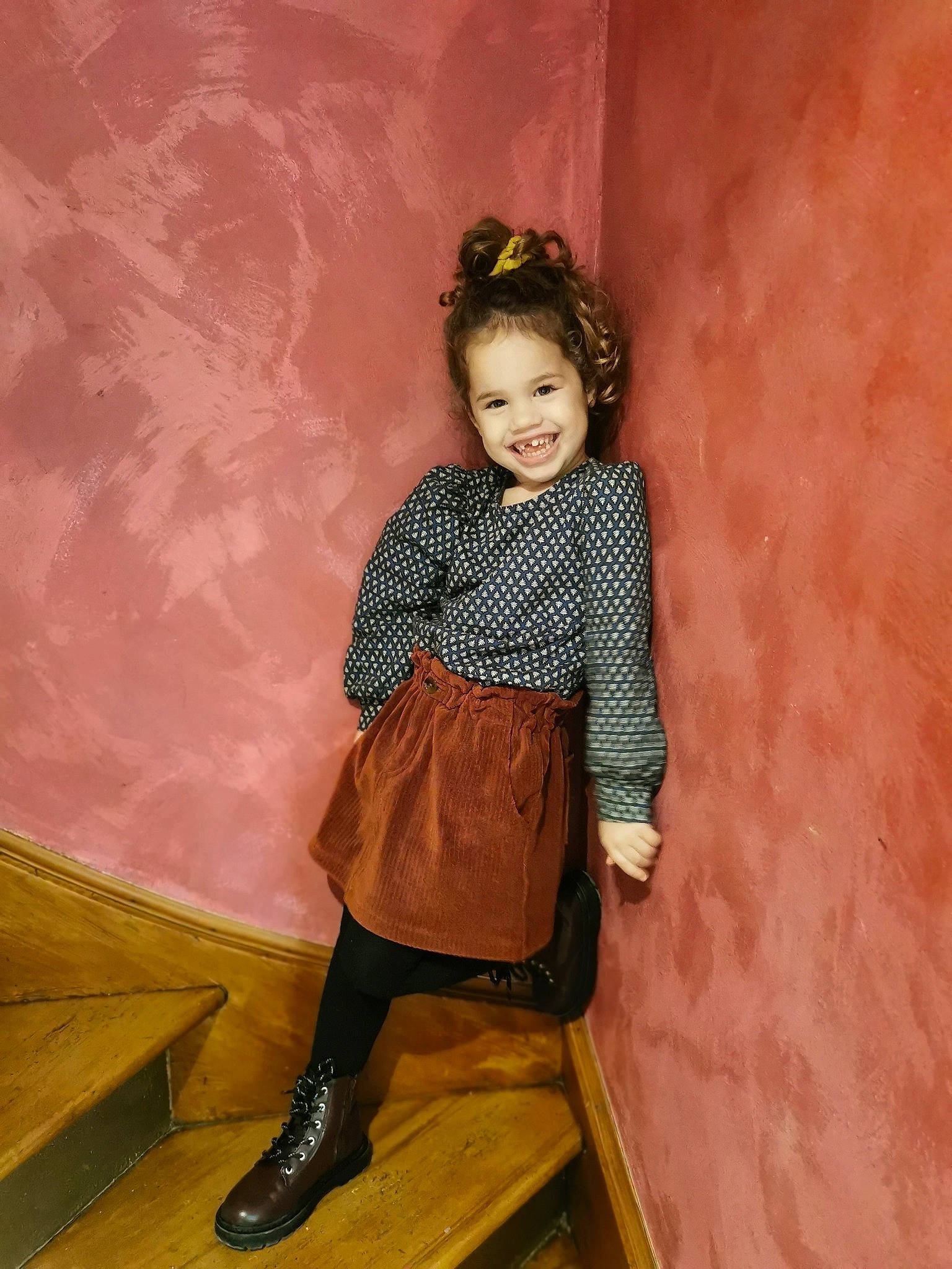 Meleana participe au concours pour gagner de l'argent avec cette photo : boot, brown, child_model, joy, knee, leather, person, photo_shoot, portrait, riding_boot, tan, vintage_clothing