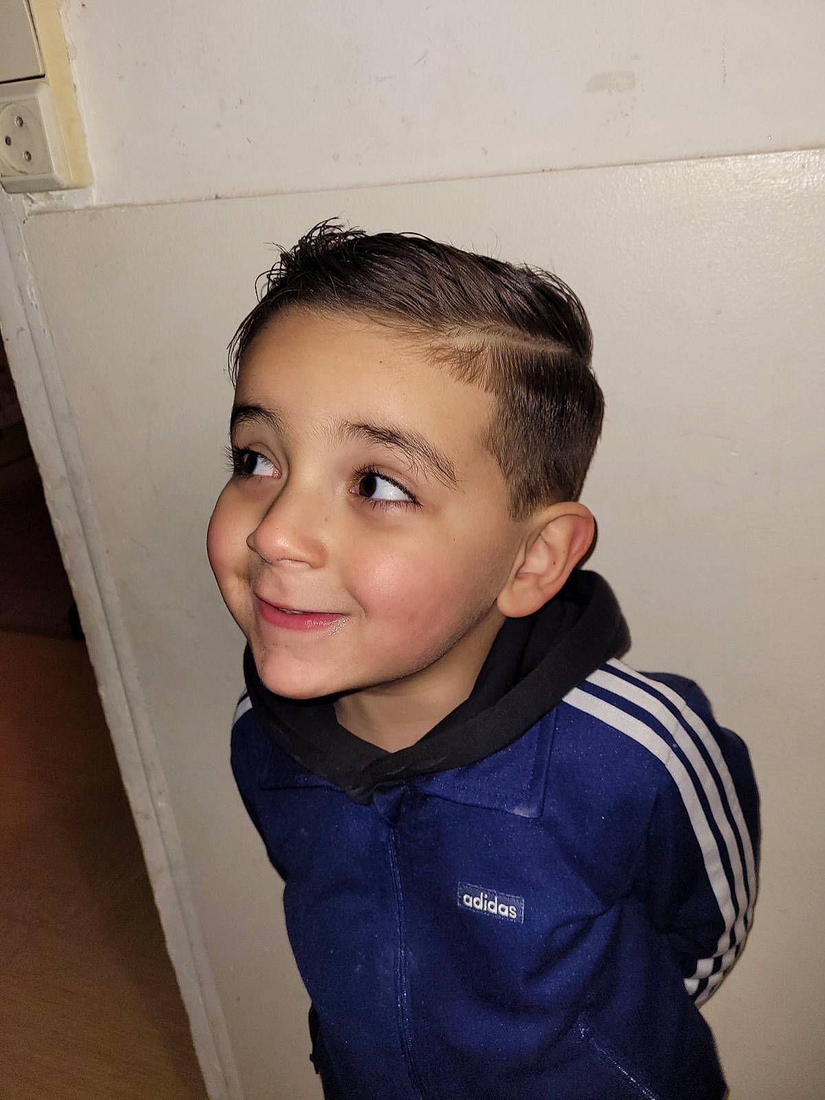 Mehdi a rejoint le concours — aidez-le/la à gagner de superbes lots ! blackhair, bodypart, boy, child, clothing, coat, door, face, hair, happy, head, jacket, male, mouth, pants, person, photography, portrait, smile, teeth