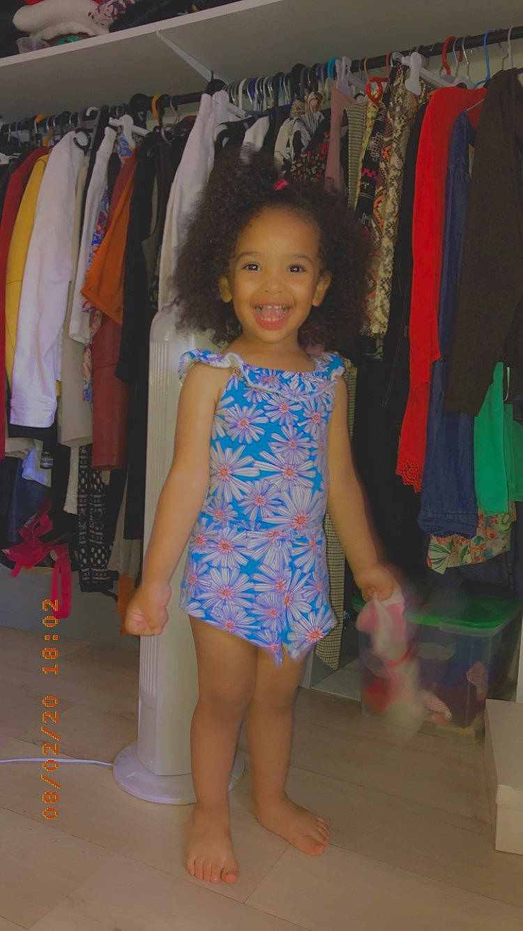 Aurianna a rejoint le concours — aidez-le/la à gagner de superbes lots ! child, fun, joy, pattern, person, room, toddler, vacation