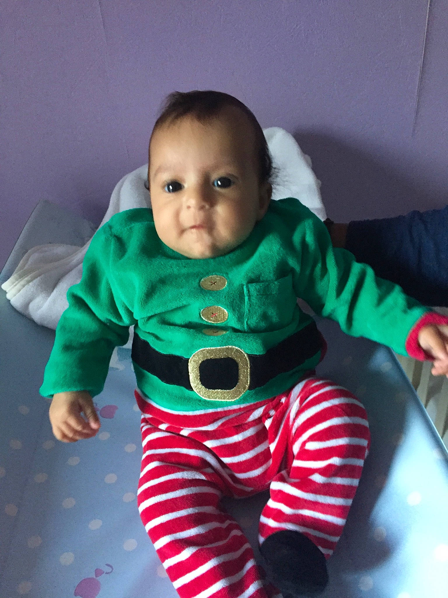 Maëva participe au concours pour gagner de l'argent avec cette photo : baby_products, child, eye, fun, girl, green, infant, outerwear, person, play, product, red, skin, smile, textile, toddler