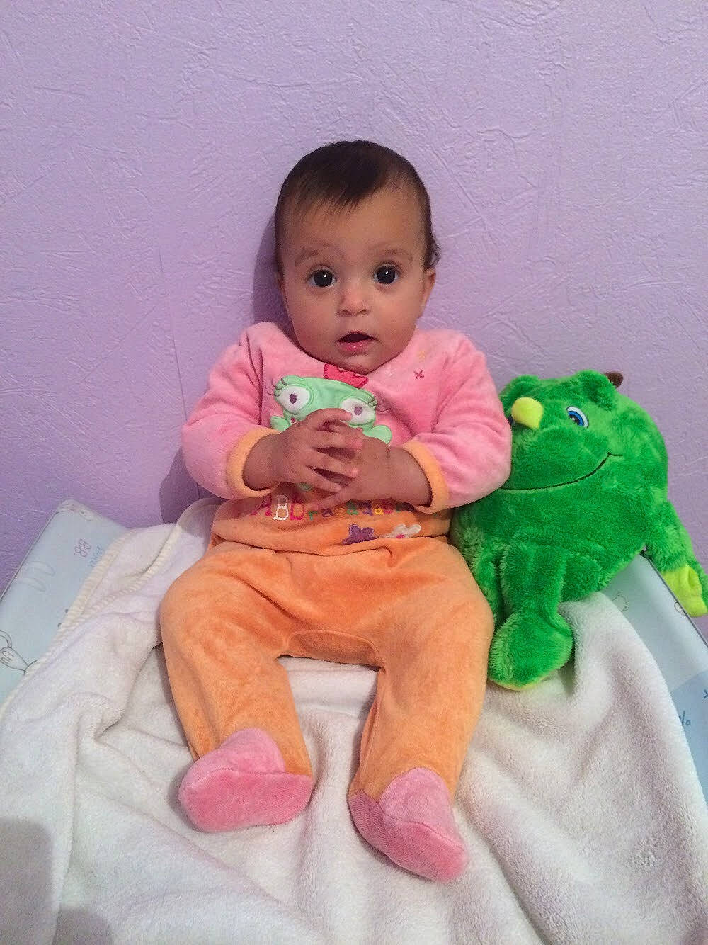 Maëva a rejoint le concours — aidez-le/la à gagner de superbes lots ! baby_toys, cheek, child, face, finger, green, head, infant, material, mouth, person, pink, play, plush, product, sitting, skin, stuffed_toy, surprise, textile