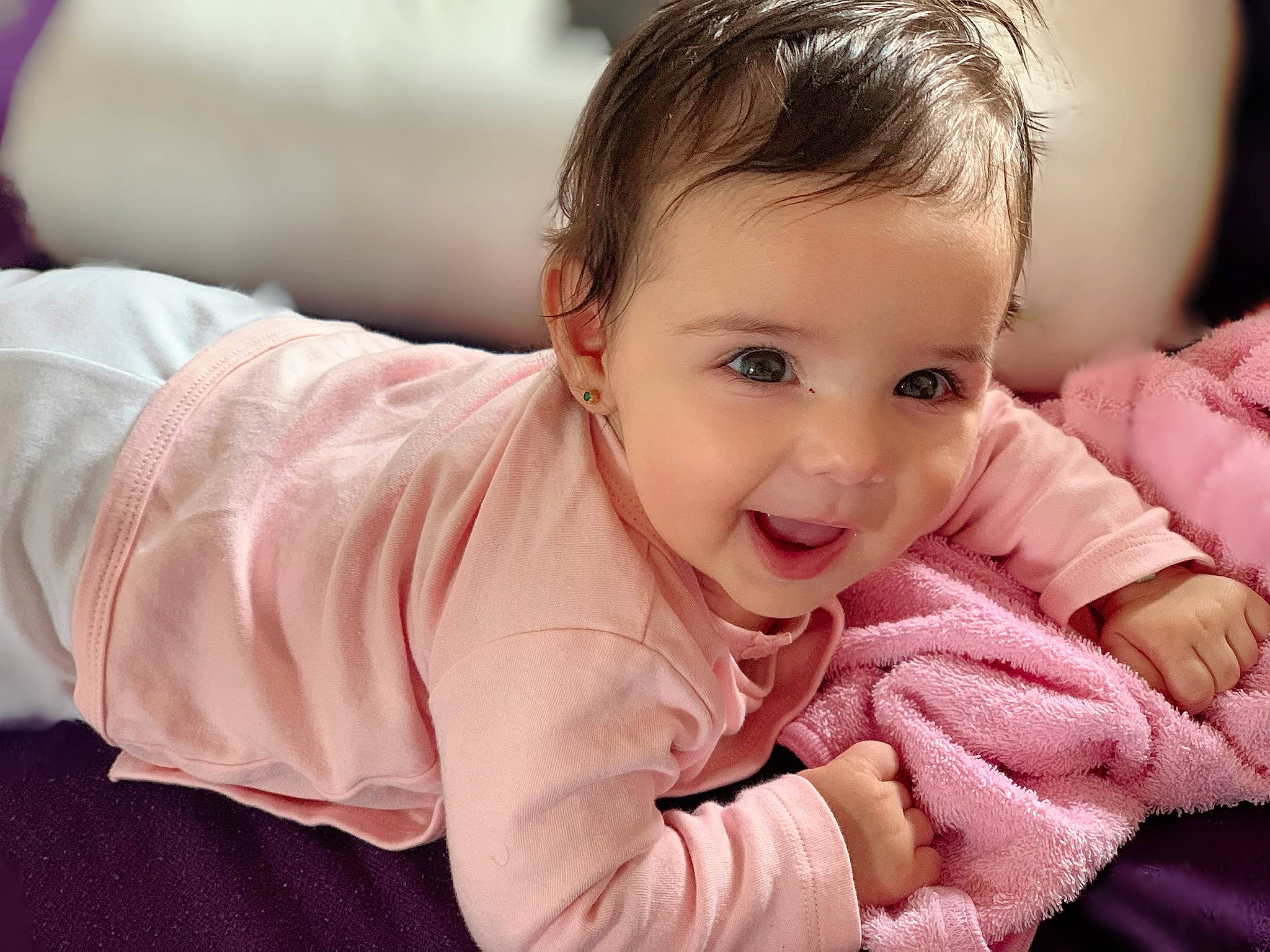 Sofia a rejoint le concours — aidez-le/la à gagner de superbes lots ! baby, baby_crawling, baby_laughing, baby_toddler_clothing, cheek, child, crawling, eye, facial_expression, hand, happy, laugh, long_sleeved_t_shirt, mouth, nose, person, pink, skin, sleeve, toddler