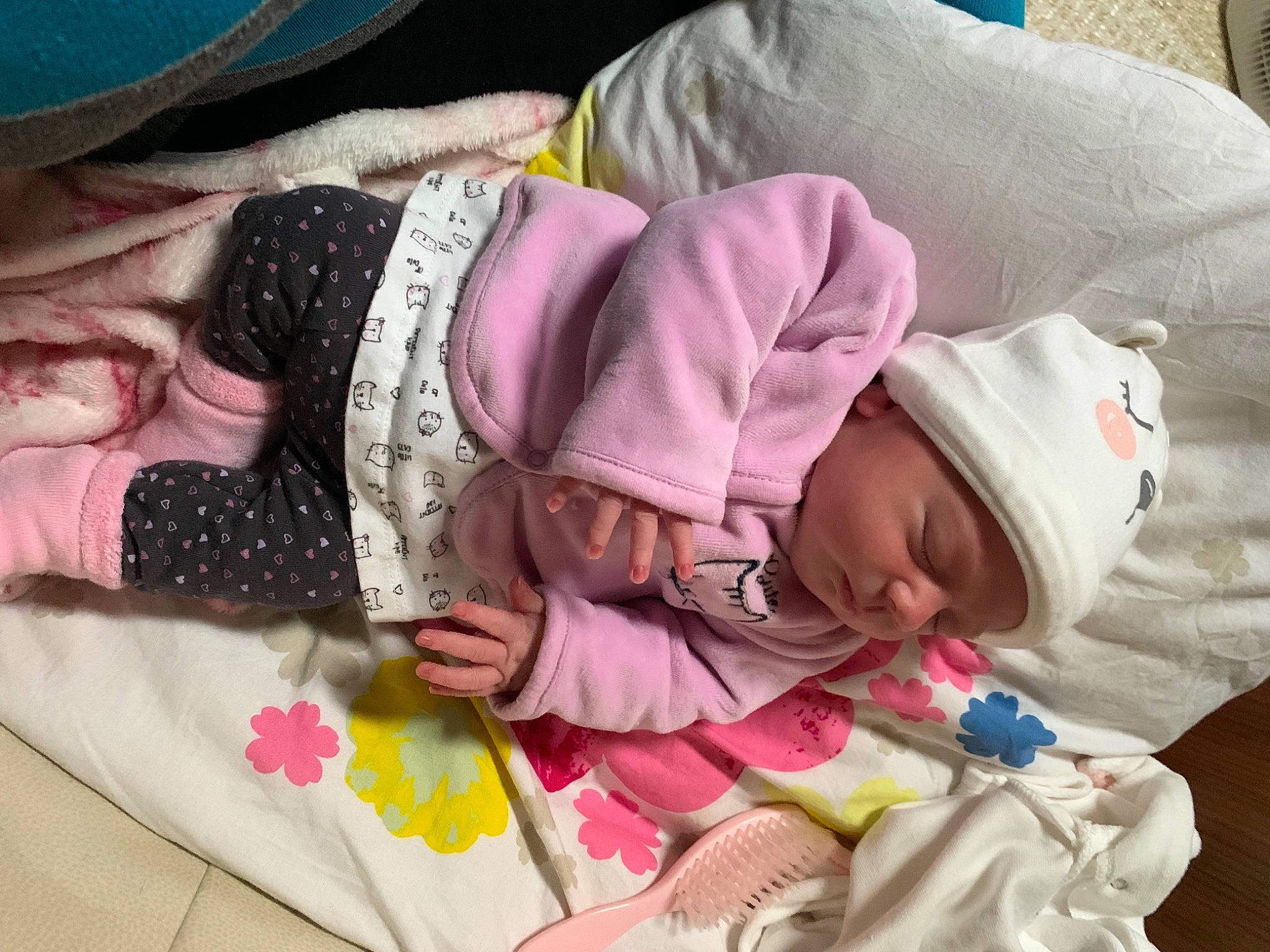 Chelsea a rejoint le concours — aidez-le/la à gagner de superbes lots ! baby, bonnet, child, hand, headgear, headwear, nap, person, pink, sleep, toddler