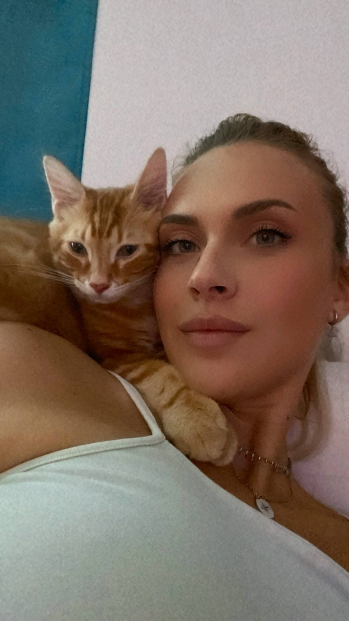 Laki a rejoint le concours — aidez-le/la à gagner de superbes lots ! carnivore, cat, comfort, earrings, eye, eyebrow, eyelash, fawn, felidae, flash_photography, gesture, hair, happy, head, iris, long_hair, makeover, skin, small_to_medium_sized_cats, whiskers