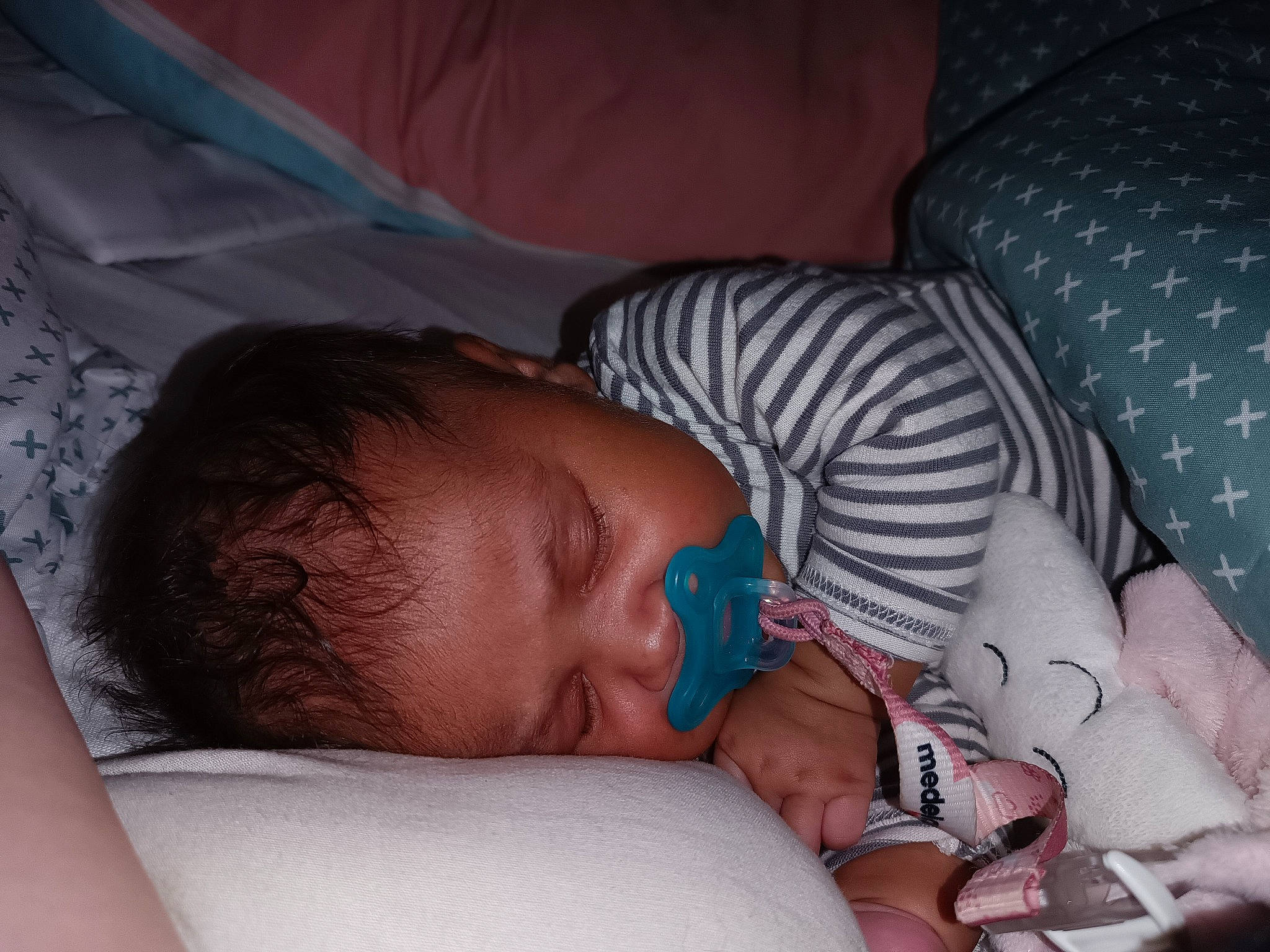 Victoria a rejoint le concours — aidez-le/la à gagner de superbes lots ! baby, baby_products, baby_sleeping, baby_toddler_clothing, bedtime, cheek, child, childbirth, comfort, ear, finger, linens, mouth, nap, nose, person, room, skin, sleep, thumb