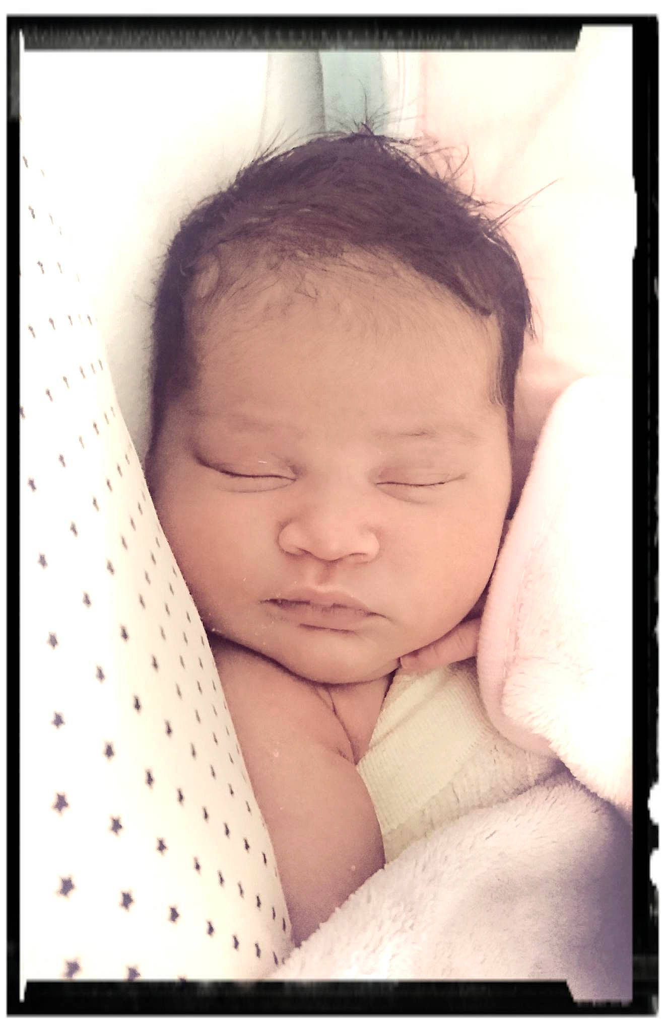 Victoria a rejoint le concours — aidez-le/la à gagner de superbes lots ! baby, baby_sleeping, baby_toddler_clothing, beauty, bedtime, cheek, child, comfort, eyelash, facial_expression, flesh, happy, linens, nose, pattern, person, portrait_photography, rectangle, snapshot, stock_photography