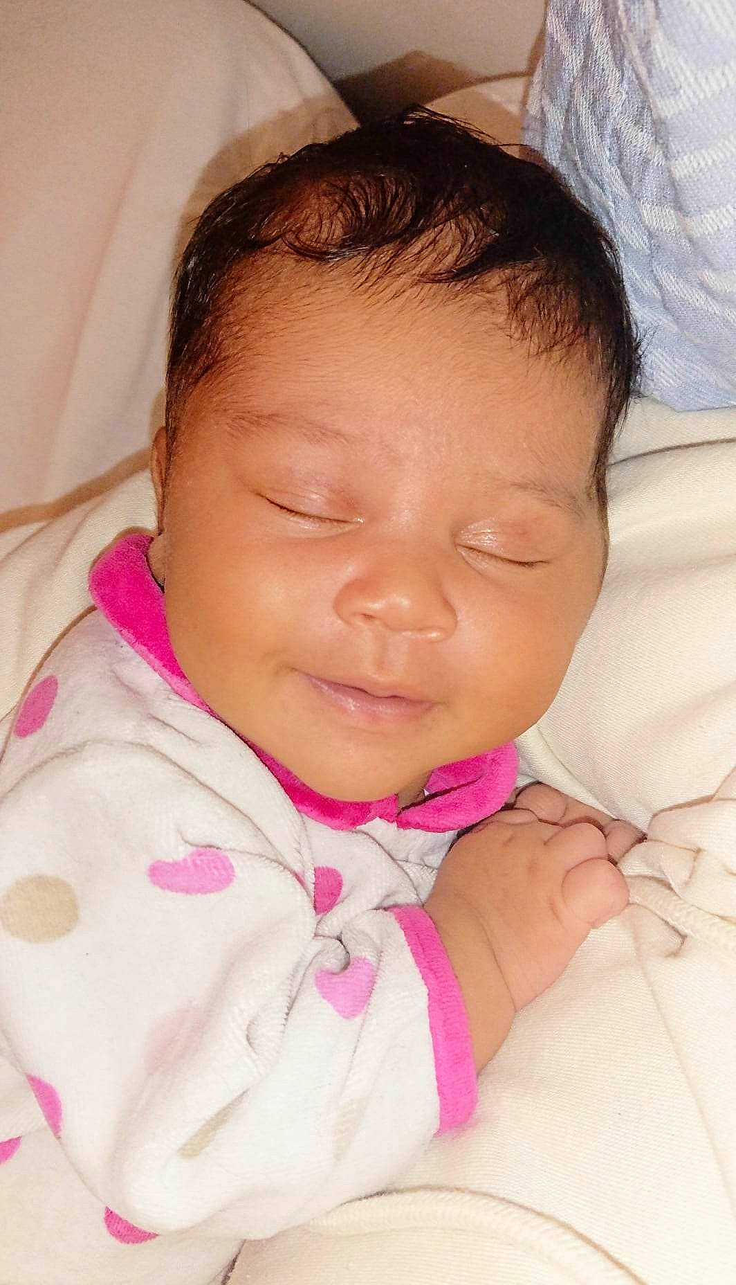 Victoria a rejoint le concours — aidez-le/la à gagner de superbes lots ! baby, cheek, chin, comfort, ear, eyebrow, eyelash, forehead, gesture, happy, human_body, iris, lip, mouth, neck, nose, person, pink, skin, sleeve