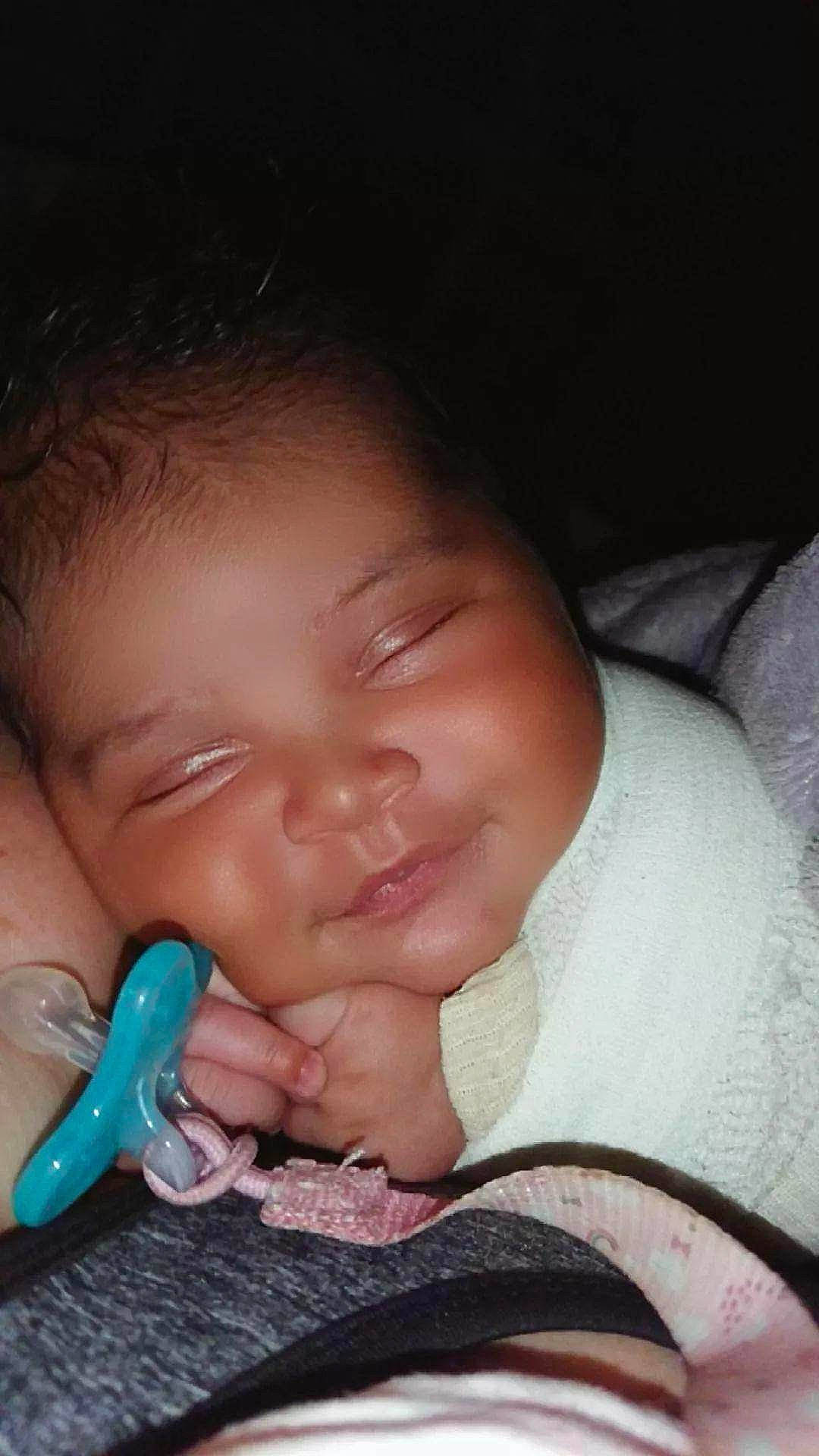 Victoria participe au concours pour gagner de l'argent avec cette photo : baby, cheek, ear, eye, eyebrow, eyelash, finger, gesture, hand, happy, human_body, iris, lip, mouth, nail, neck, nose, person, skin, smile