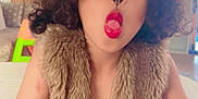 Lina participe au concours pour gagner de l'argent avec cette photo : child, curly_hair, fur_vest, red_lips, face_paint, indoor, table, playful, tongue_out, crossed_eyes, smiling, person, furniture, home, funny_face, child_playing, casual_clothing, portrait, young, cute