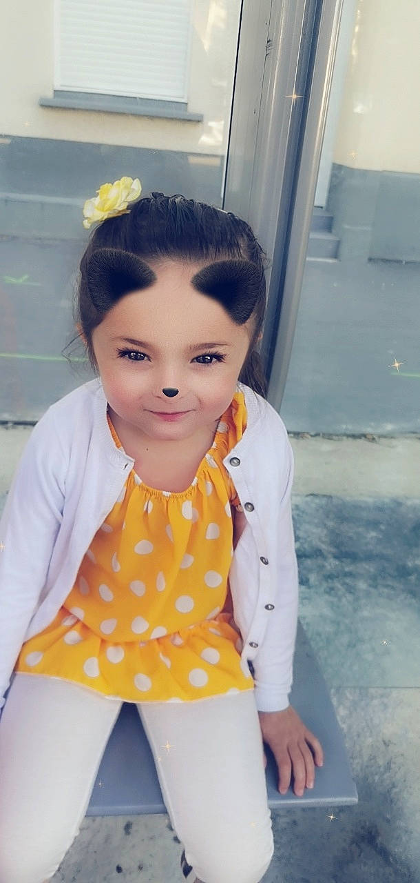 Lilou a rejoint le concours — aidez-le/la à gagner de superbes lots ! beauty, black_hair, child, child_model, design, face, forehead, hair, hairstyle, joy, lip, long_hair, pattern, person, polka_dot, skin, smile, snapshot, toddler, yellow