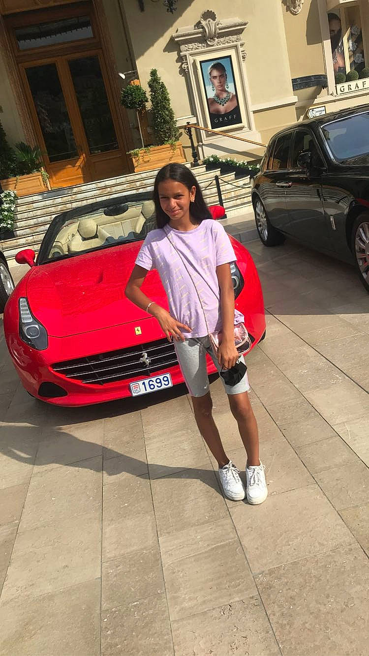 Brenda participe au concours pour gagner de l'argent avec cette photo : alloy_wheel, automotive_design, automotive_exterior, automotive_lighting, automotive_wheel_system, bumper, car, hood, joy, land_vehicle, leg, motor_vehicle, person, personal_luxury_car, plant, rim, street_fashion, tire, vehicle, vehicle_door