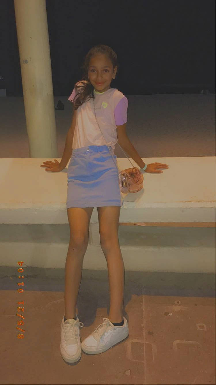 Brenda participe au concours pour gagner de l'argent avec cette photo : abdomen, barefoot, calf, elbow, electric_blue, event, fashion_design, foot, hair, human_leg, joint, joy, knee, leg, leisure, long_hair, person, sandal, street_fashion, thigh