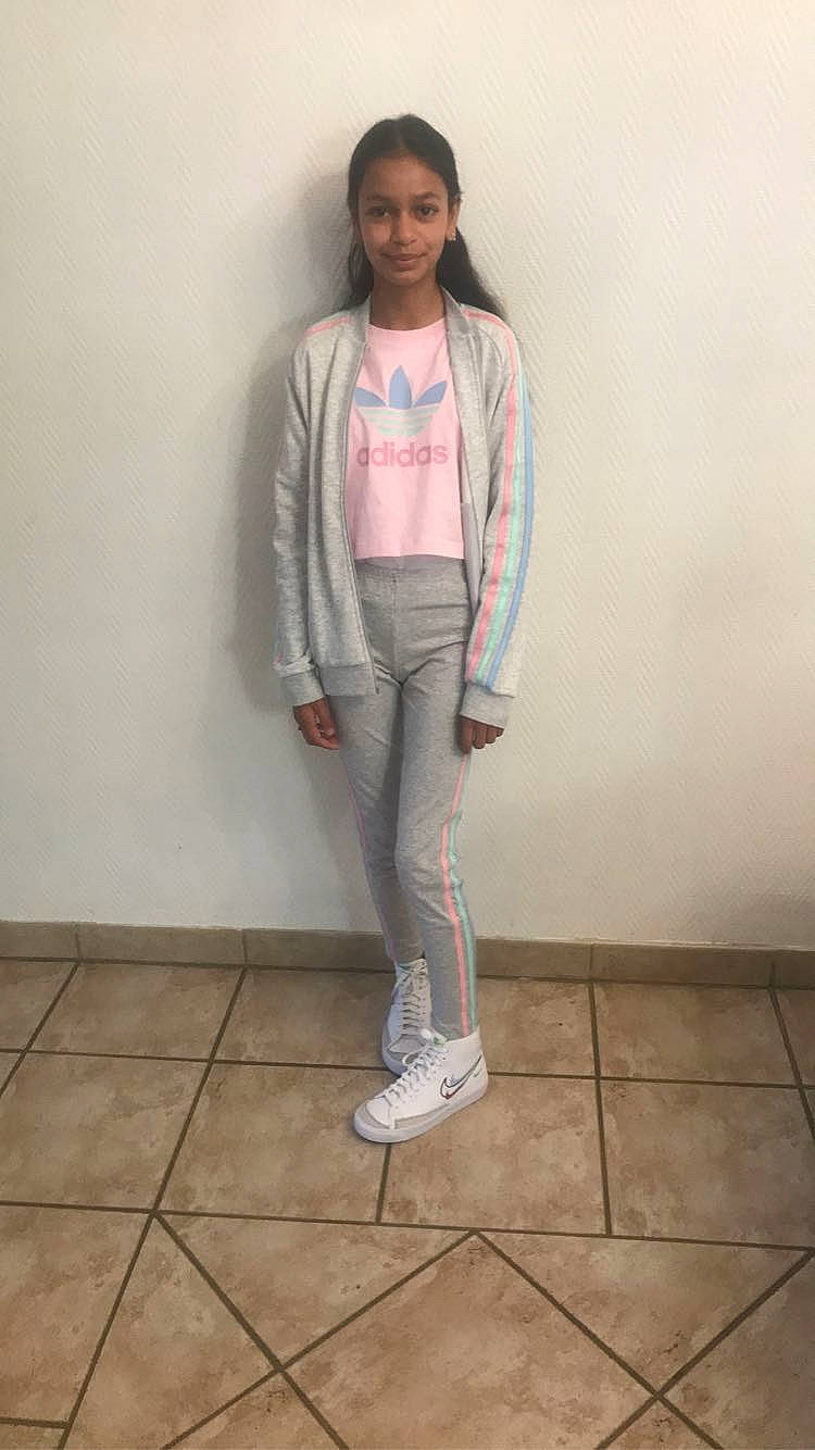 Brenda participe au concours pour gagner de l'argent avec cette photo : blazer, clothing, collar, denim, dress_shirt, fashion_design, flooring, formal_wear, human_leg, joy, knee, leg, magenta, pattern, person, pocket, sleeve, sportswear, street_fashion, t_shirt