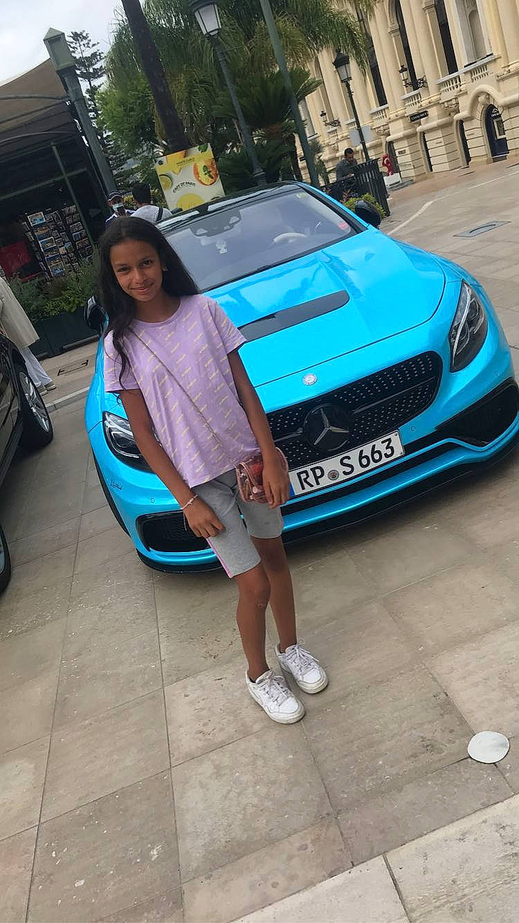 Brenda a rejoint le concours — aidez-le/la à gagner de superbes lots ! alloy_wheel, automotive_design, automotive_exterior, automotive_lighting, automotive_tire, bumper, car, green, grille, headlamp, hood, joy, land_vehicle, luggage_and_bags, motor_vehicle, person, personal_luxury_car, shorts, vehicle, vehicle_door