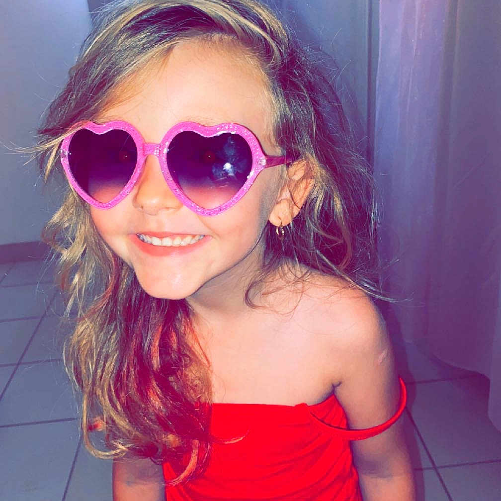 Inaïa a rejoint le concours — aidez-le/la à gagner de superbes lots ! accessories, blonde, bodypart, earring, face, glasses, hair, happy, head, jewelry, mouth, necklace, person, photography, portrait, purple, selfie, smile, sunglasses, teeth