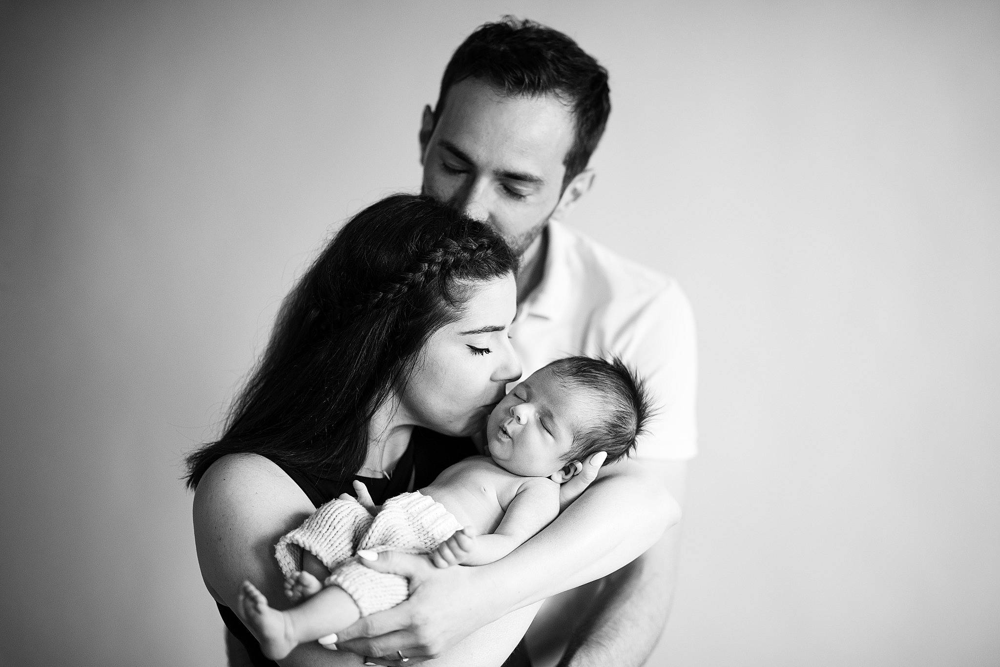 Léna a rejoint le concours — aidez-le/la à gagner de superbes lots ! baby, black_and_white, child, comfort, elbow, event, flash_photography, fun, gesture, happy, human, love, monochrome, monochrome_photography, person, portrait_photography, sitting, stock_photography, style, toddler