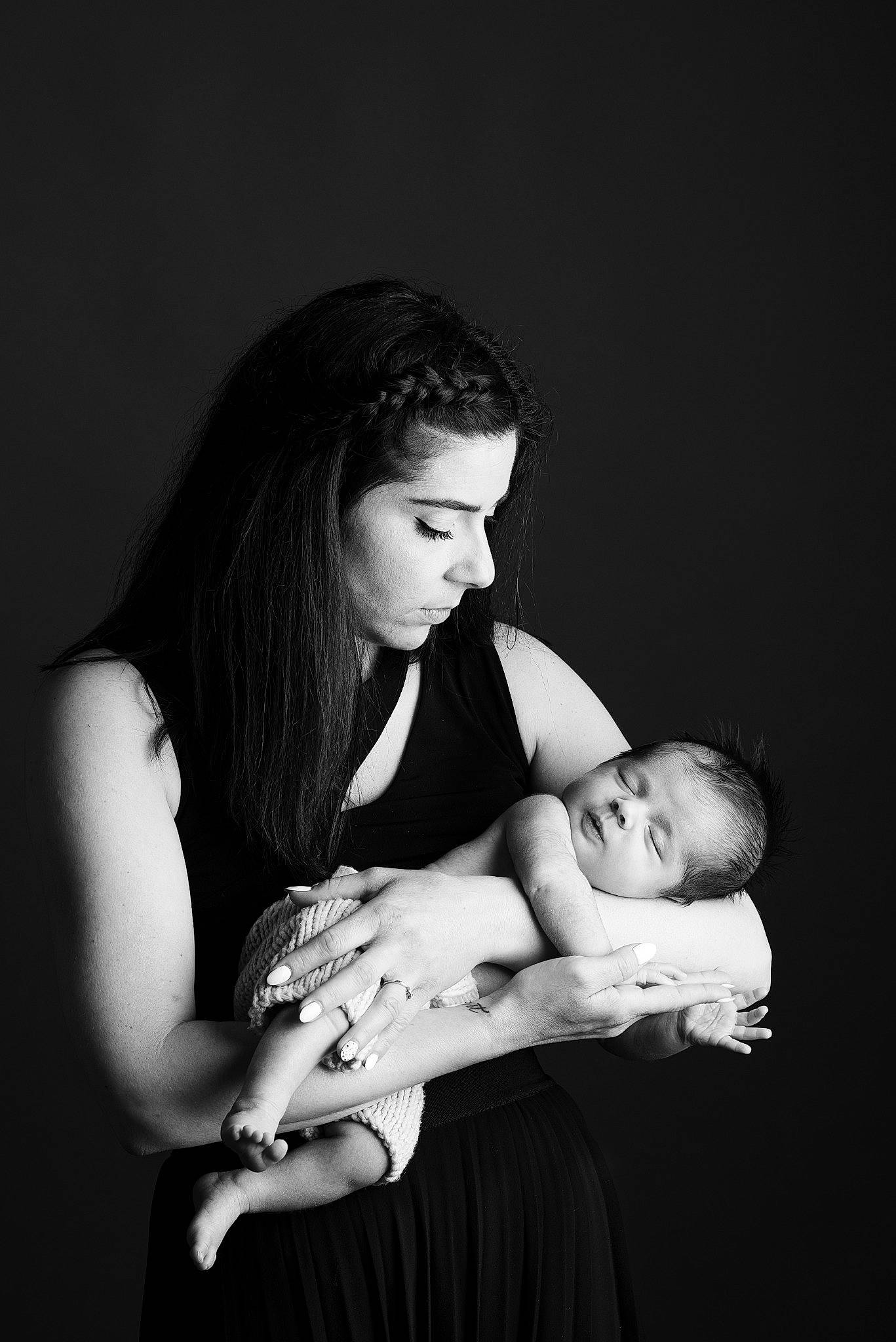 Léna a rejoint le concours — aidez-le/la à gagner de superbes lots ! arm, baby, child, comfort, darkness, elbow, event, flash_photography, fun, gesture, hand, happy, love, monochrome, monochrome_photography, person, portrait_photography, sitting, stomach, style