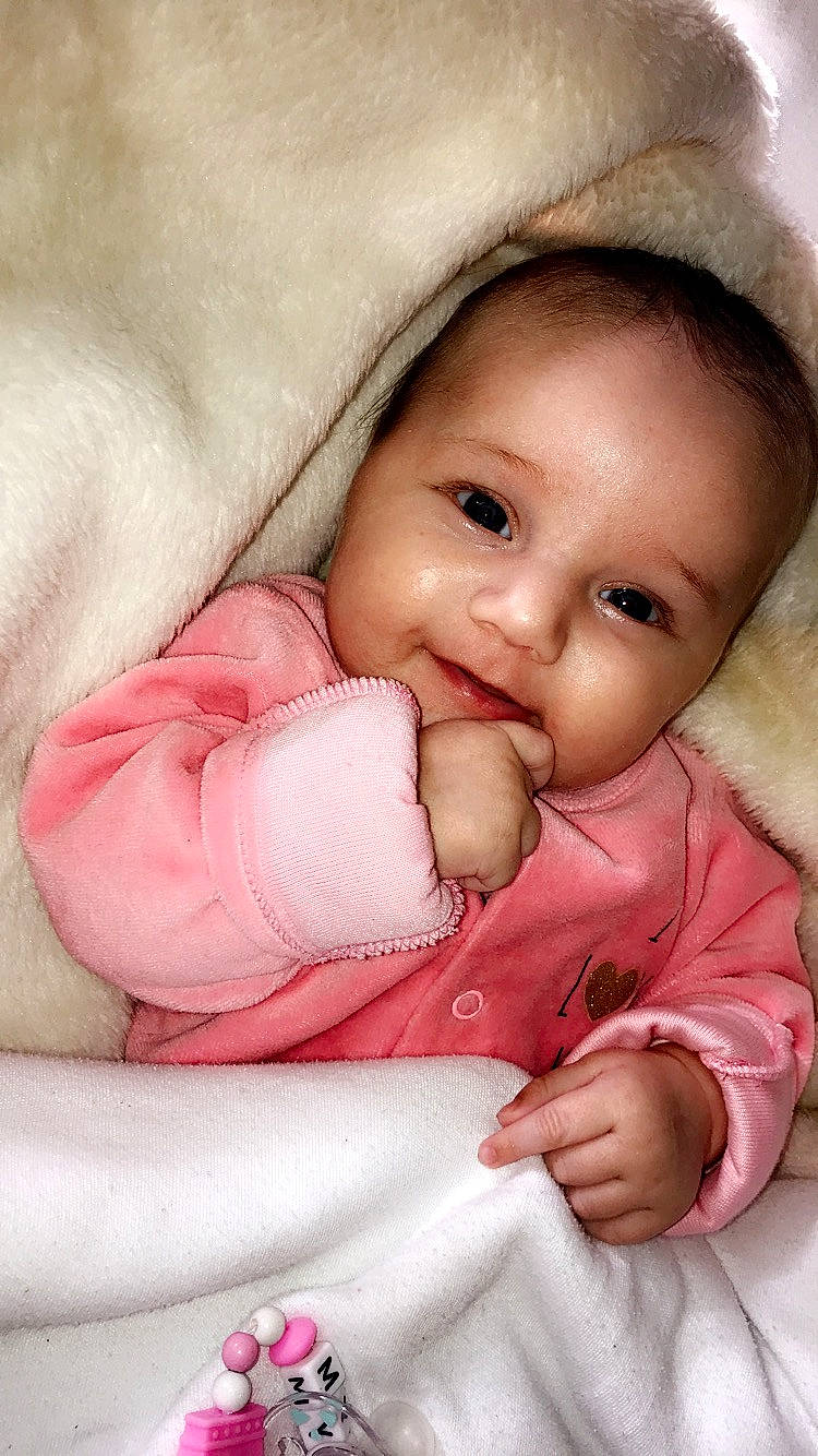 Myah a rejoint le concours — aidez-le/la à gagner de superbes lots ! beauty, cheek, child, close_up, eye, face, finger, girl, hand, head, infant, iris, lip, mouth, nose, person, pink, product, skin, smile