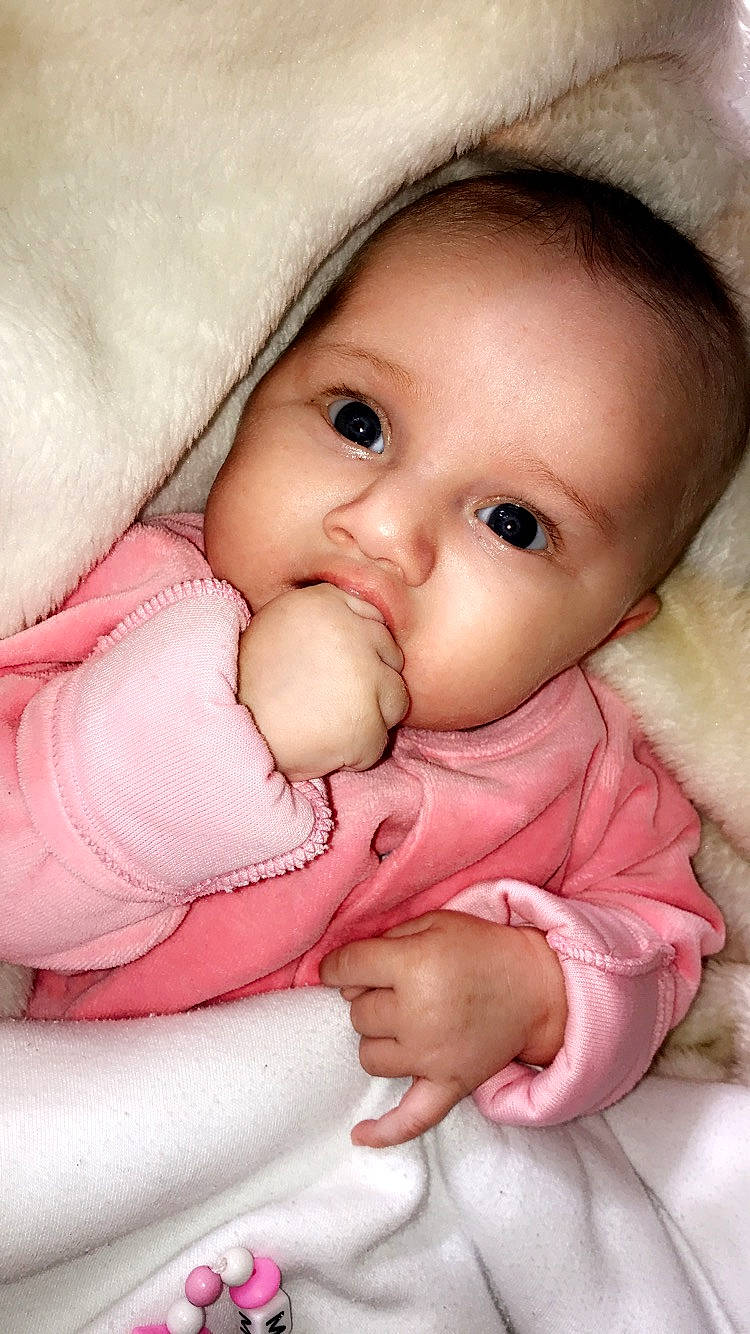 Myah a rejoint le concours — aidez-le/la à gagner de superbes lots ! beauty, cheek, child, close_up, eye, face, finger, girl, hand, head, infant, lip, mother, mouth, nose, person, pink, product, skin, smile