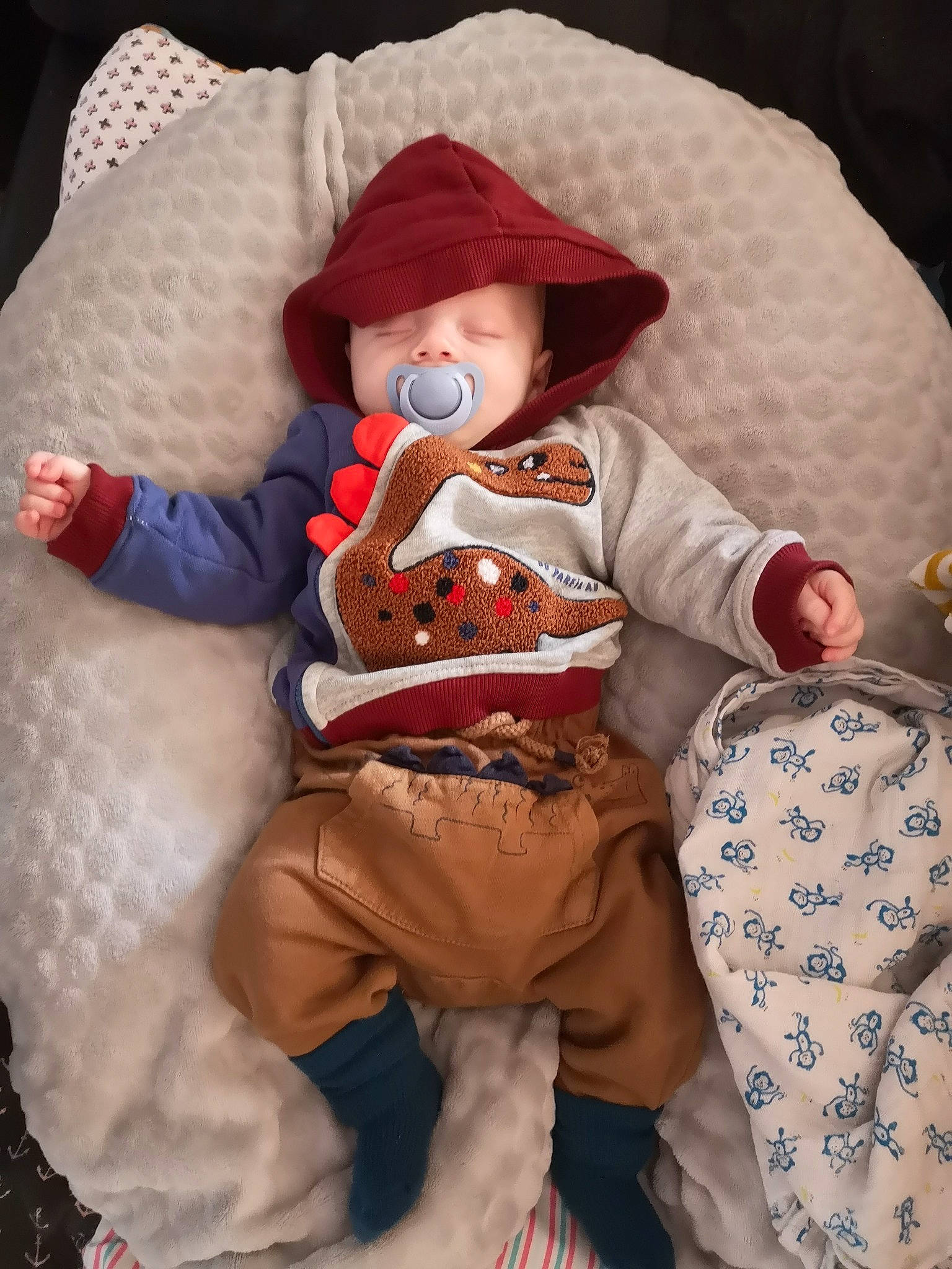 Aaron participe au concours pour gagner de l'argent avec cette photo : baby, baby_products, baby_toddler_clothing, child, comfort, costume_hat, doll, fur, lap, linens, pattern, person, sitting, sleeve, sock, stuffed_toy, textile, toddler, toy, white