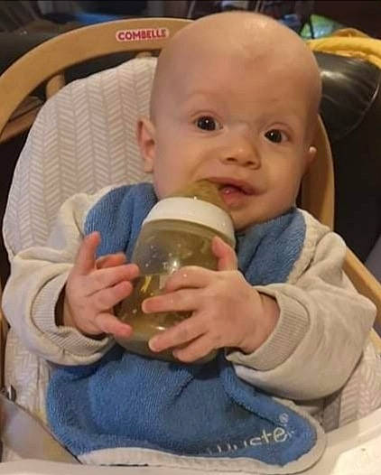 Aaron a rejoint le concours — aidez-le/la à gagner de superbes lots ! arm, baby, baby_toddler_clothing, cheek, child, clothing, comfort, drinkware, ear, finger, gesture, hand, mouth, nail, person, serveware, skin, sleeve, tableware, thumb