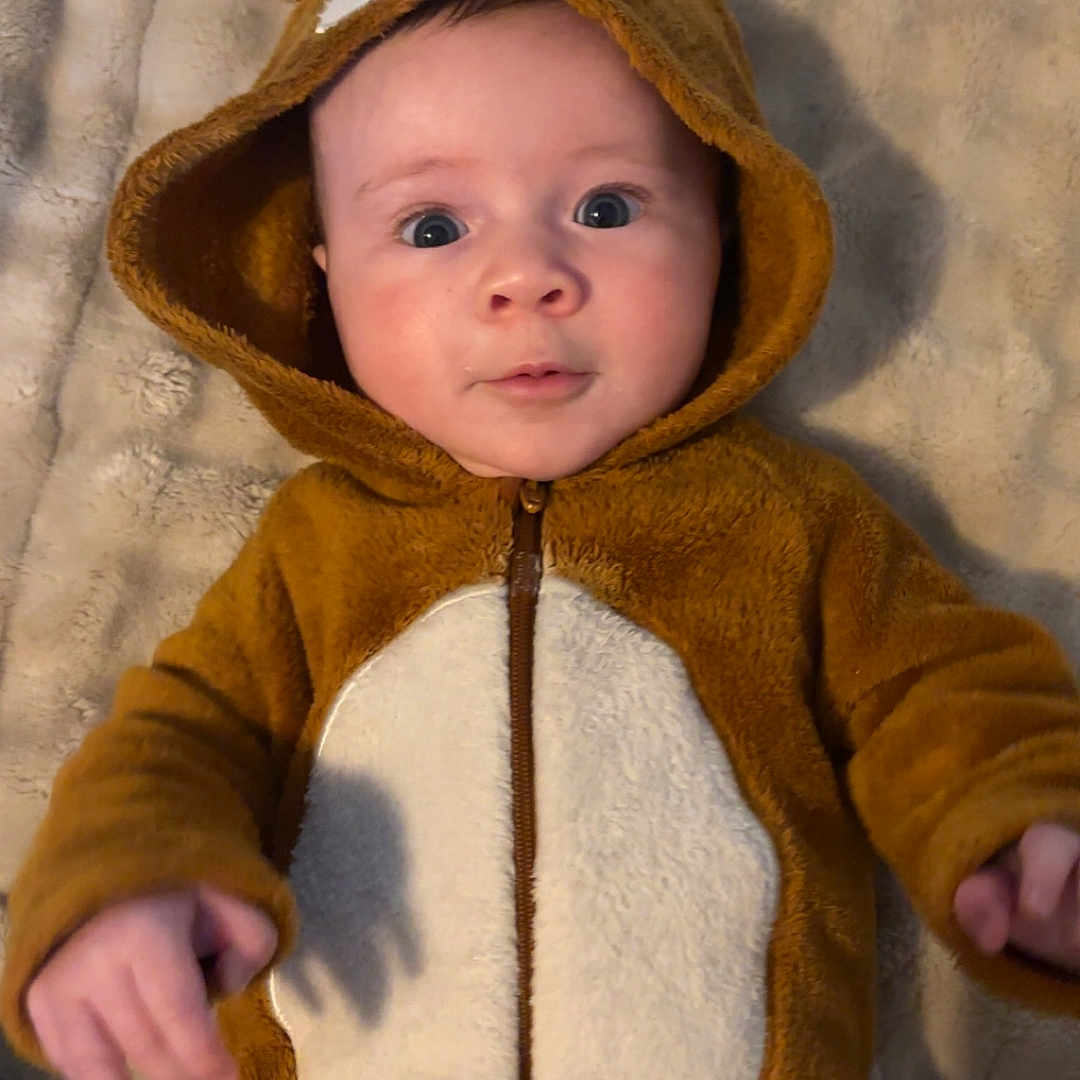 Serena a rejoint le concours — aidez-le/la à gagner de superbes lots ! baby, infant, onesie, costume, reindeer, hood, blanket, cute, soft, child, portrait, indoor, clothing, young, face, expression, person, babywear, cozy, warm