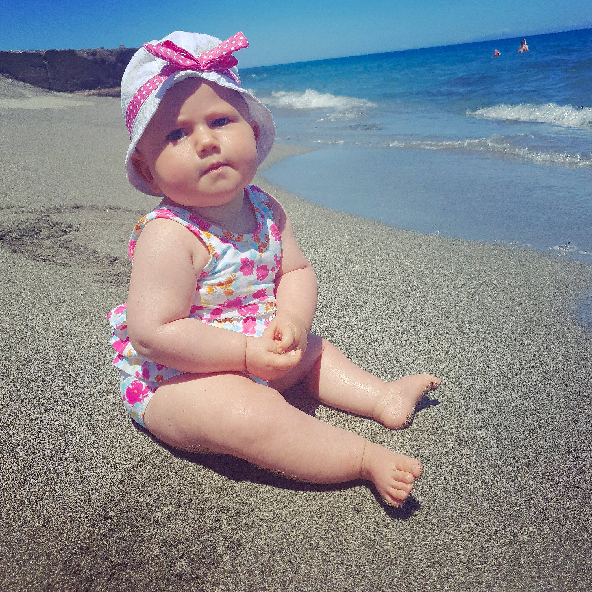 Eleonore a rejoint le concours — aidez-le/la à gagner de superbes lots ! beach, child, cloud, fun, headgear, headwear, human_leg, leg, ocean, person, pink, play, sand, sea, sitting, sky, smile, summer, sun_hat, sunlight