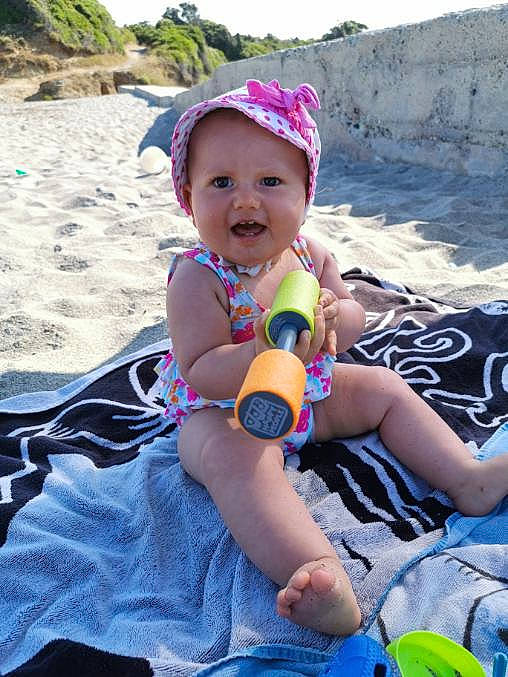 Eleonore a rejoint le concours — aidez-le/la à gagner de superbes lots ! beach, child, fun, headgear, headwear, leisure, person, play, recreation, sand, smile, summer, sun_hat, toddler, vacation, water