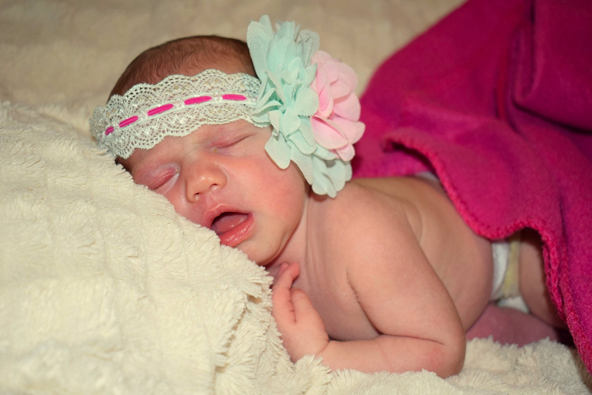 Eleonore participe au concours pour gagner de l'argent avec cette photo : baby, baby_sleeping, child, fashion_accessory, hair_accessory, headband, headgear, headpiece, headwear, person, pink, skin, toddler