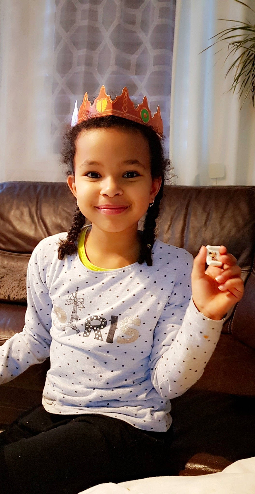 Zahra a rejoint le concours — aidez-le/la à gagner de superbes lots ! arm, child, child_model, crown, ear, fashion_accessory, finger, gesture, hair, hair_accessory, hand, headband, headgear, headpiece, joy, person, smile, toddler